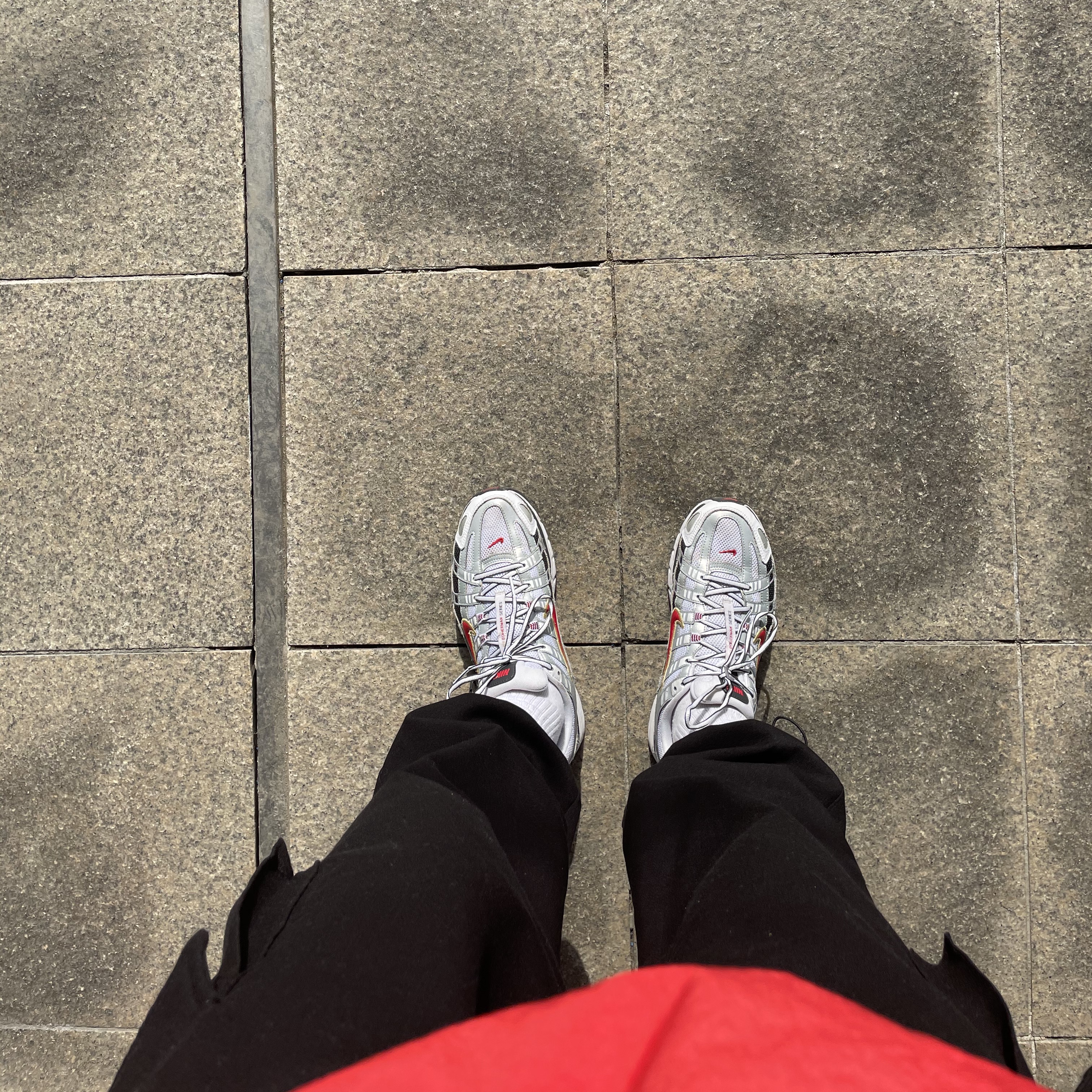 (W) Nike P-6000 Metallic Silver Red, Nike x Stussy Windrunner Jacket Habanero Red 착용 스타일