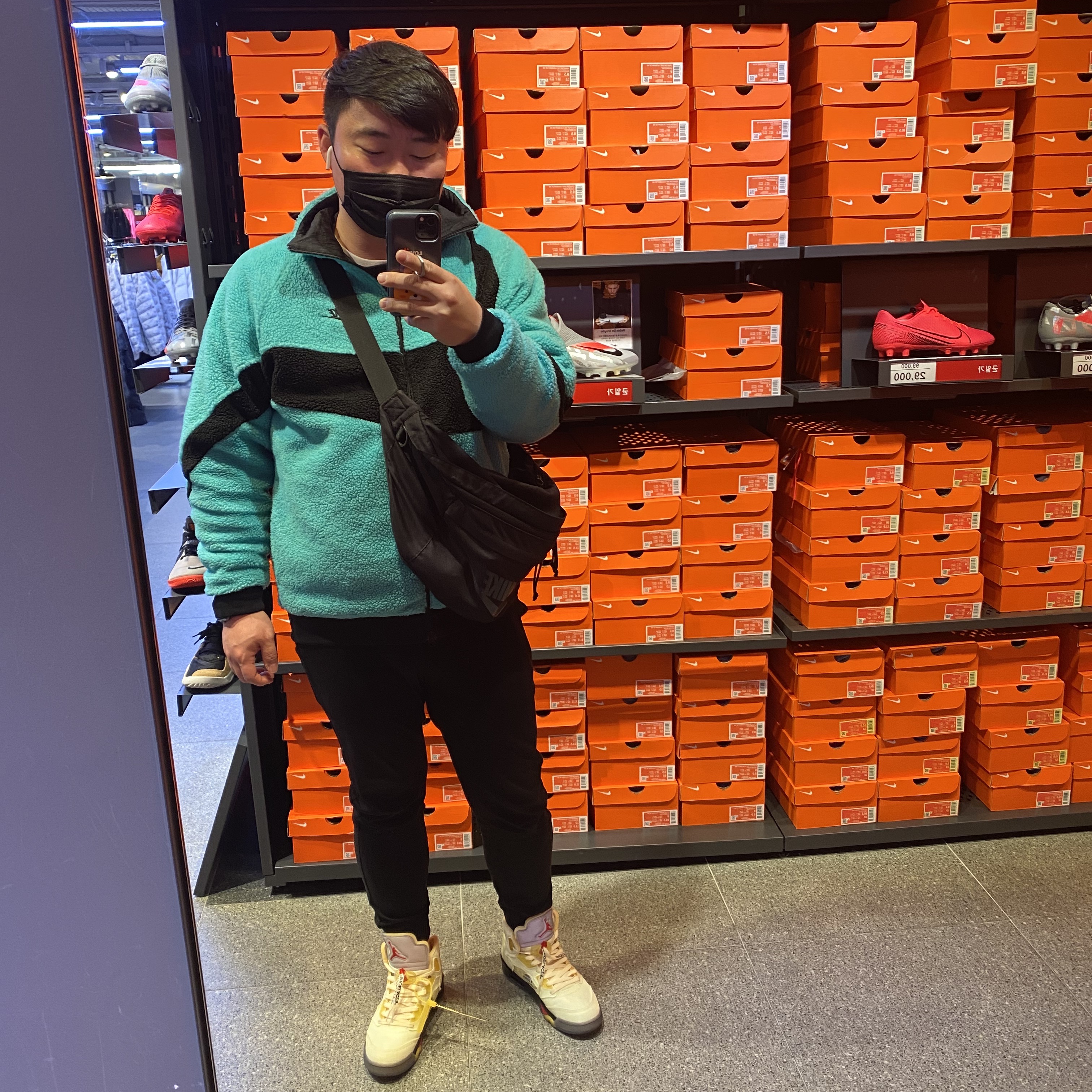 Jordan 5 x Off-White Retro SP Sail Fire Red, Nike Big Swoosh Full Zip Jacket Green Black 착용 스타일 - 2