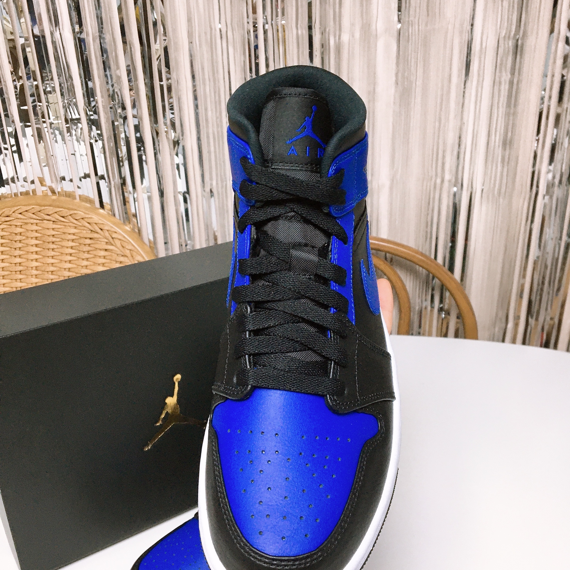 Jordan 1 Mid Black Hyper Royal 착용 스타일 - 3