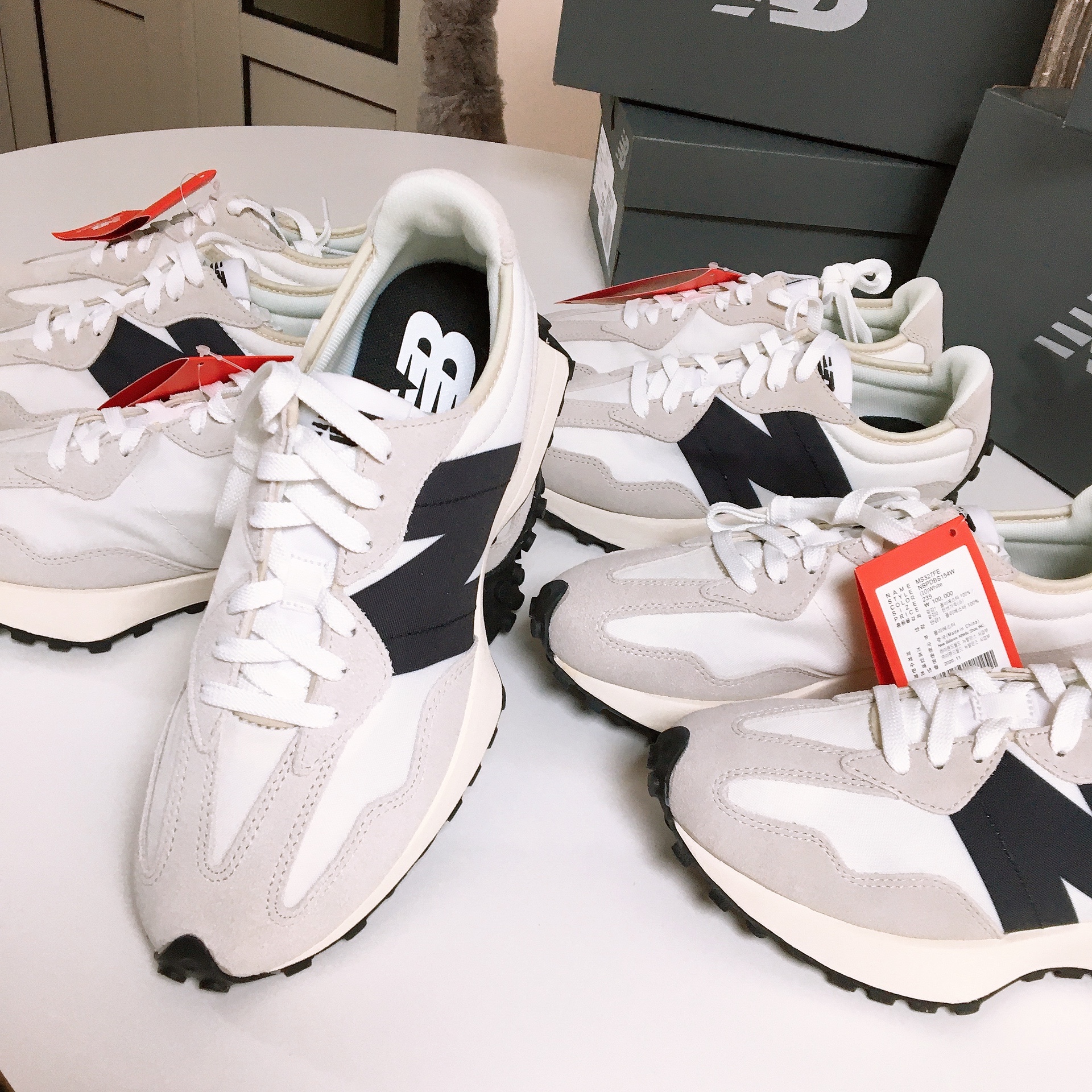 New Balance 327 White Black 착용 스타일 - 2