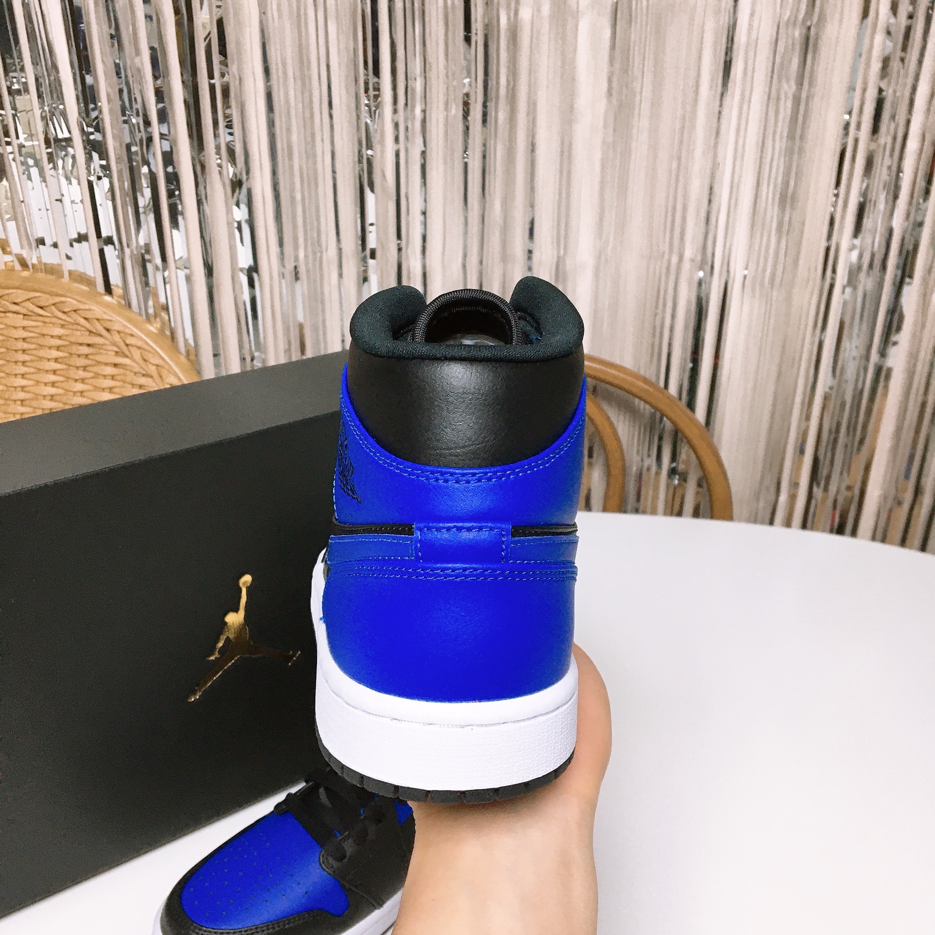 Jordan 1 Mid Black Hyper Royal 착용 스타일 - 5