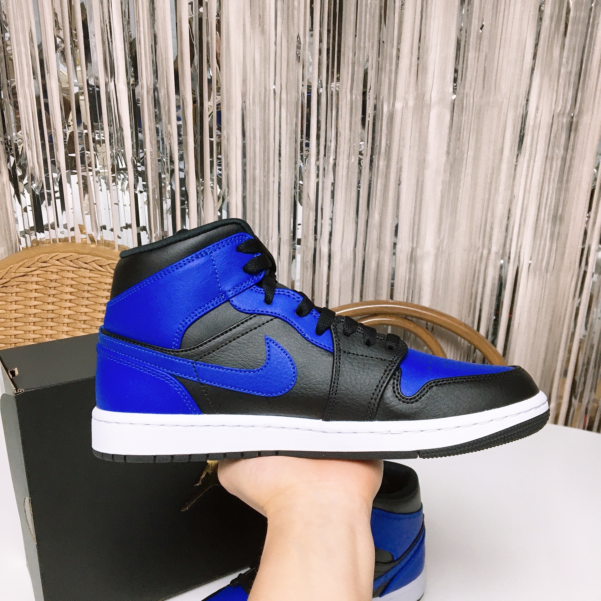 Jordan 1 Mid Black Hyper Royal 착용 스타일 - 4