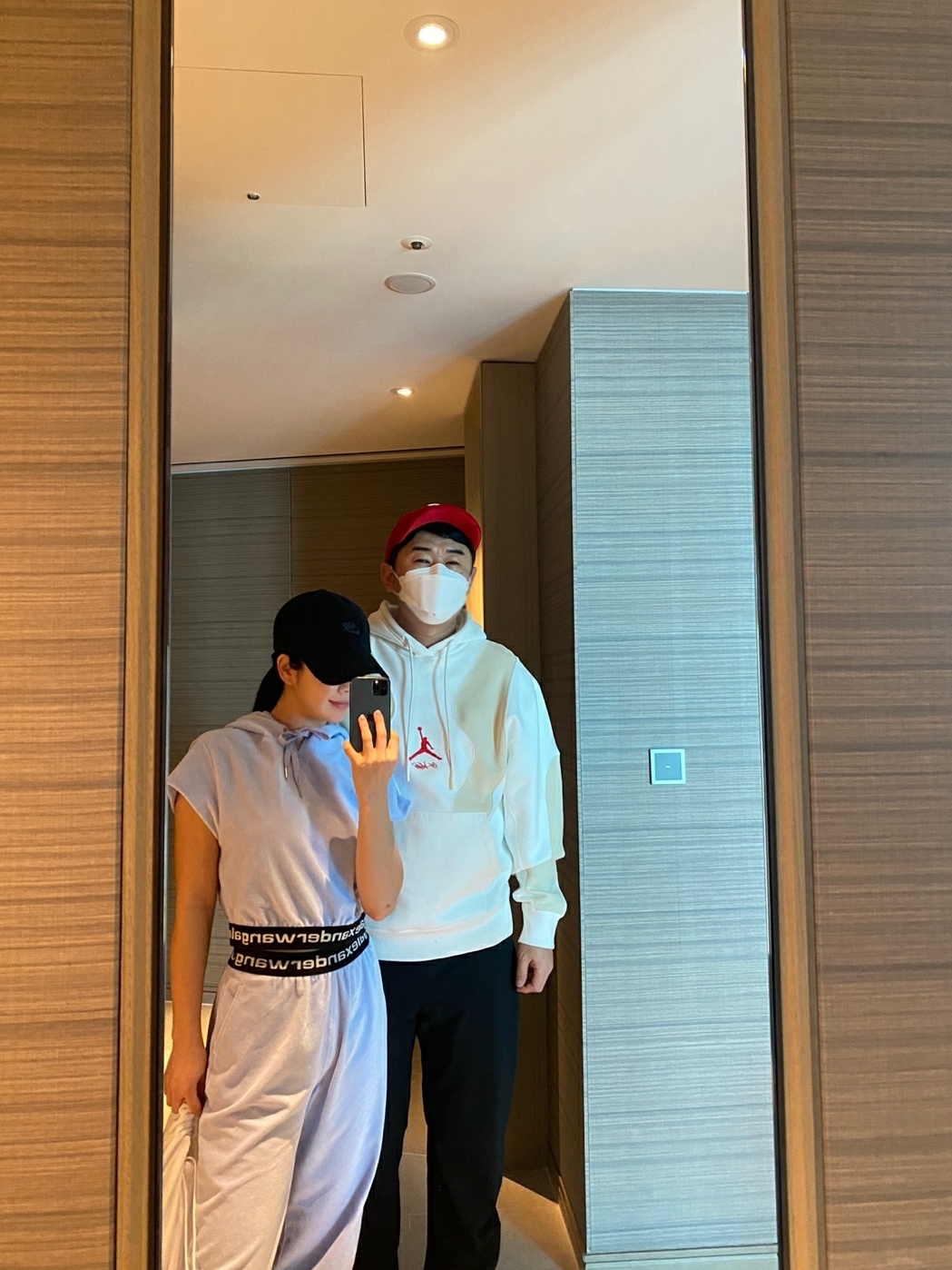 Dior B27 Low-Top Sneakers Gray, Jordan x Off-White Fleece Pullover Hoodie Sail - Asia 착용 스타일 - 2