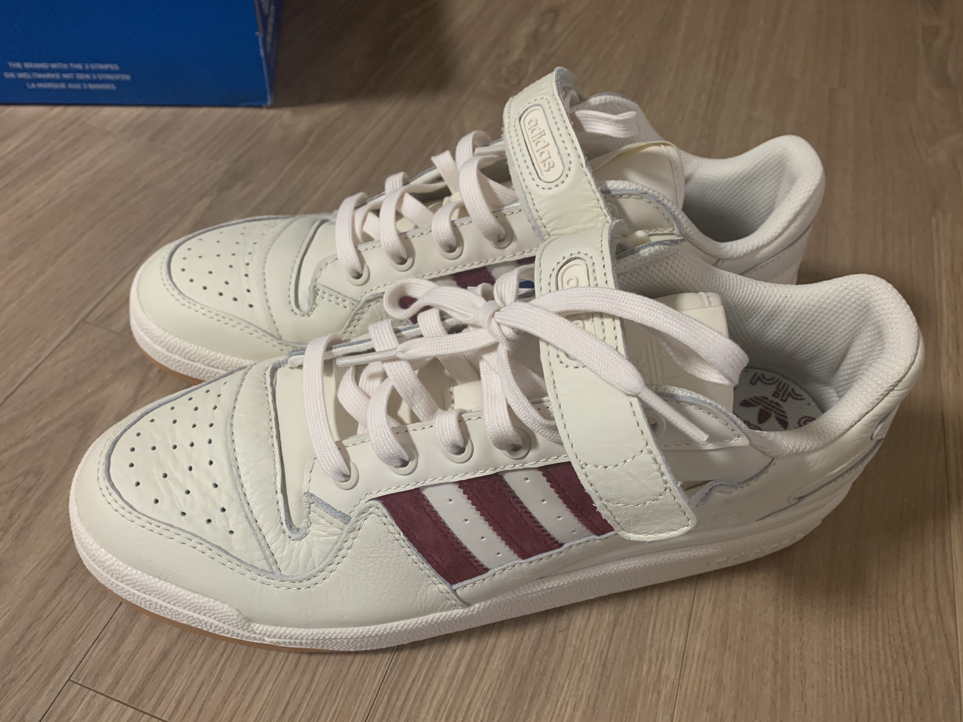 Adidas OG Forum 84 Low Blue Thread 착용 스타일 - 1