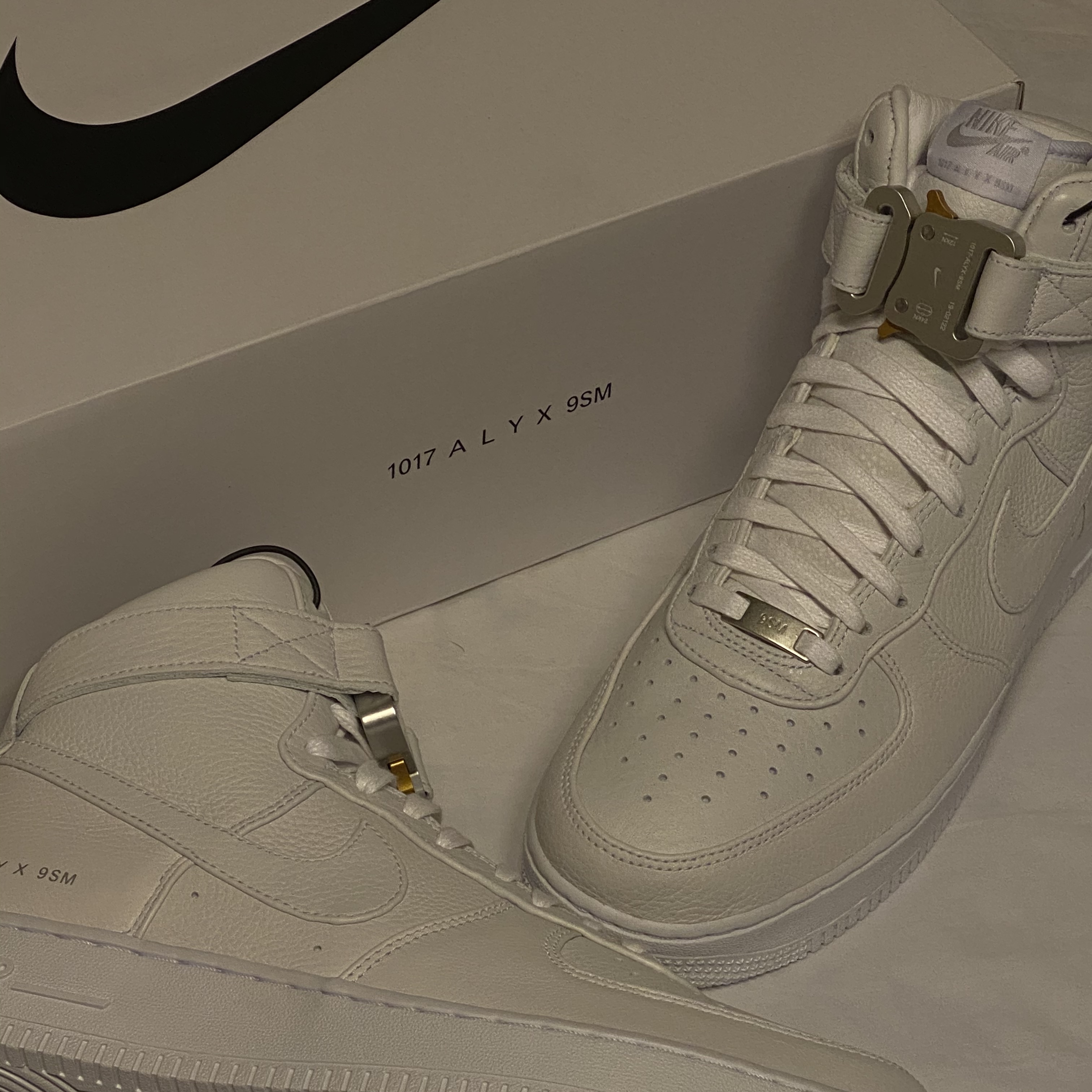 Nike x 1017 Alyx 9SM Air Force 1 High Triple White 2020 착용 스타일 - 1