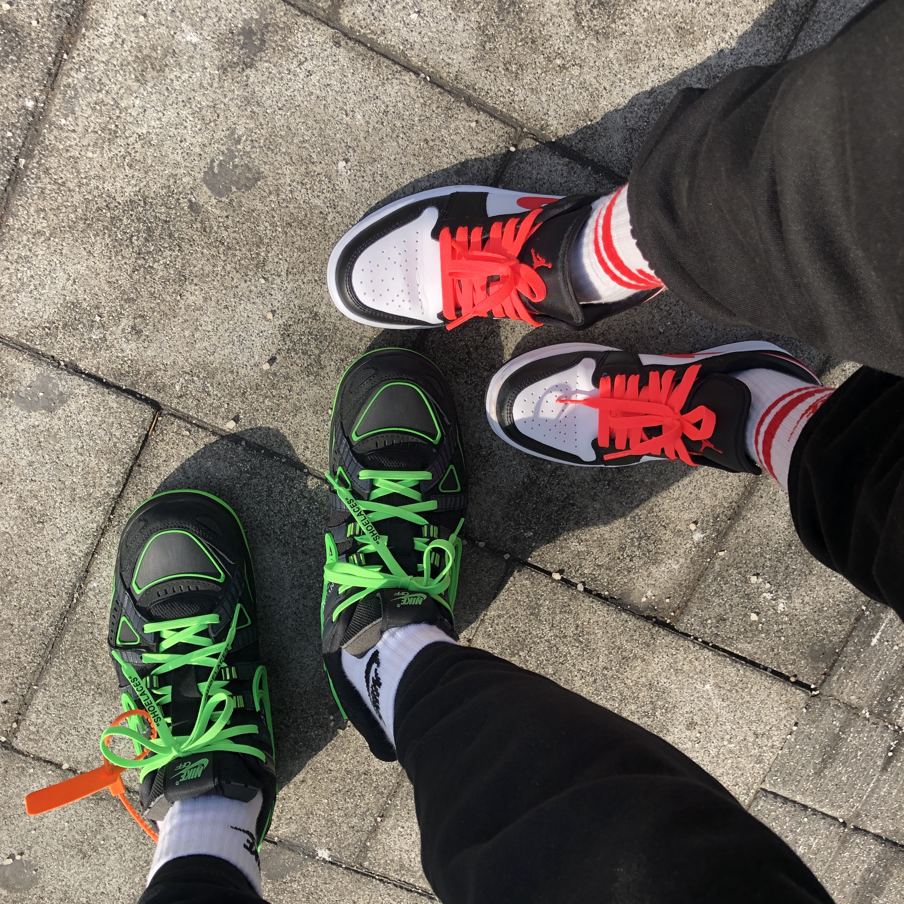 (W) Jordan 1 Low Black Siren Red, Nike x Off-White Air Rubber Dunk Green Strike 착용 스타일 - 2