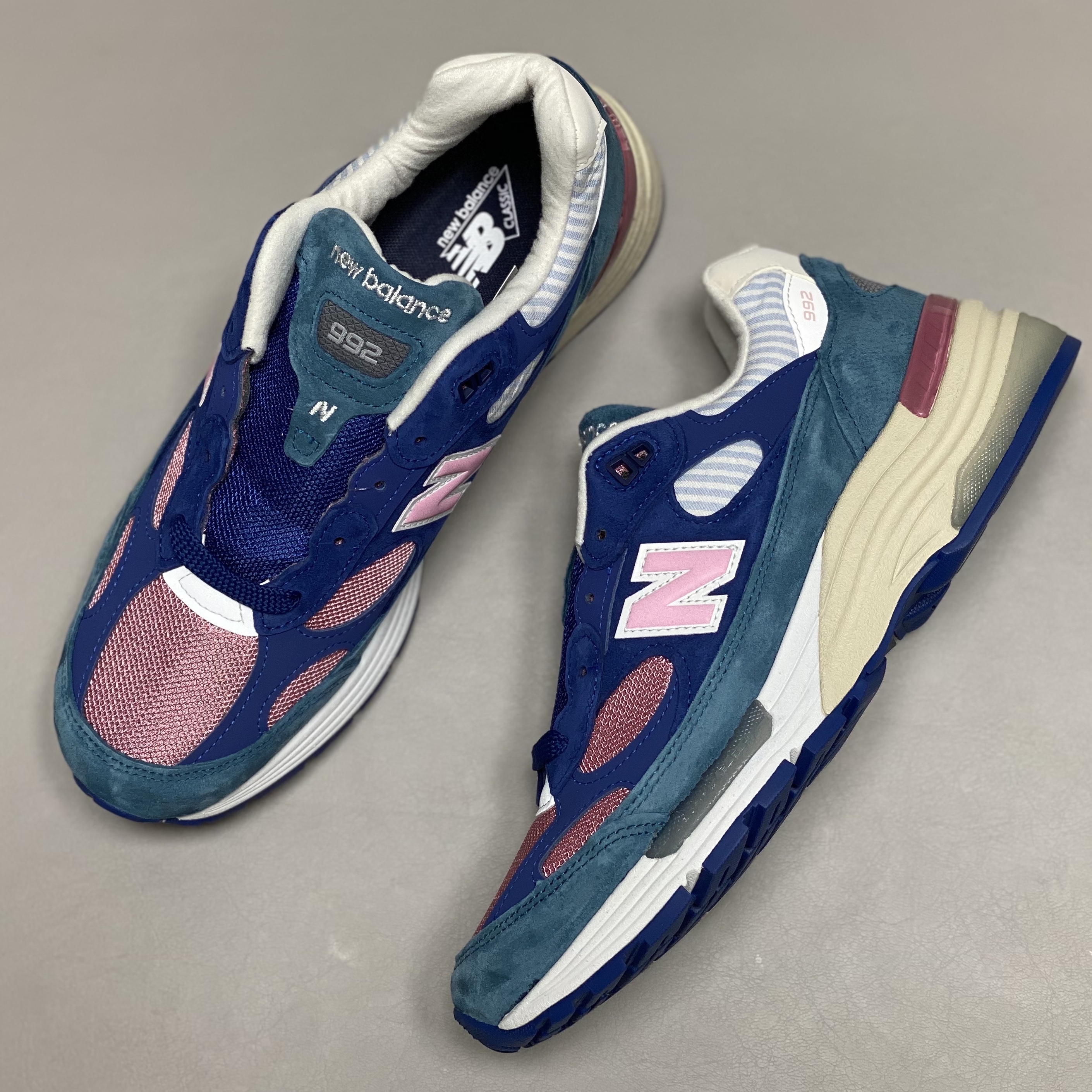 New Balance 992 Made in USA Tropical 착용 스타일 - 2