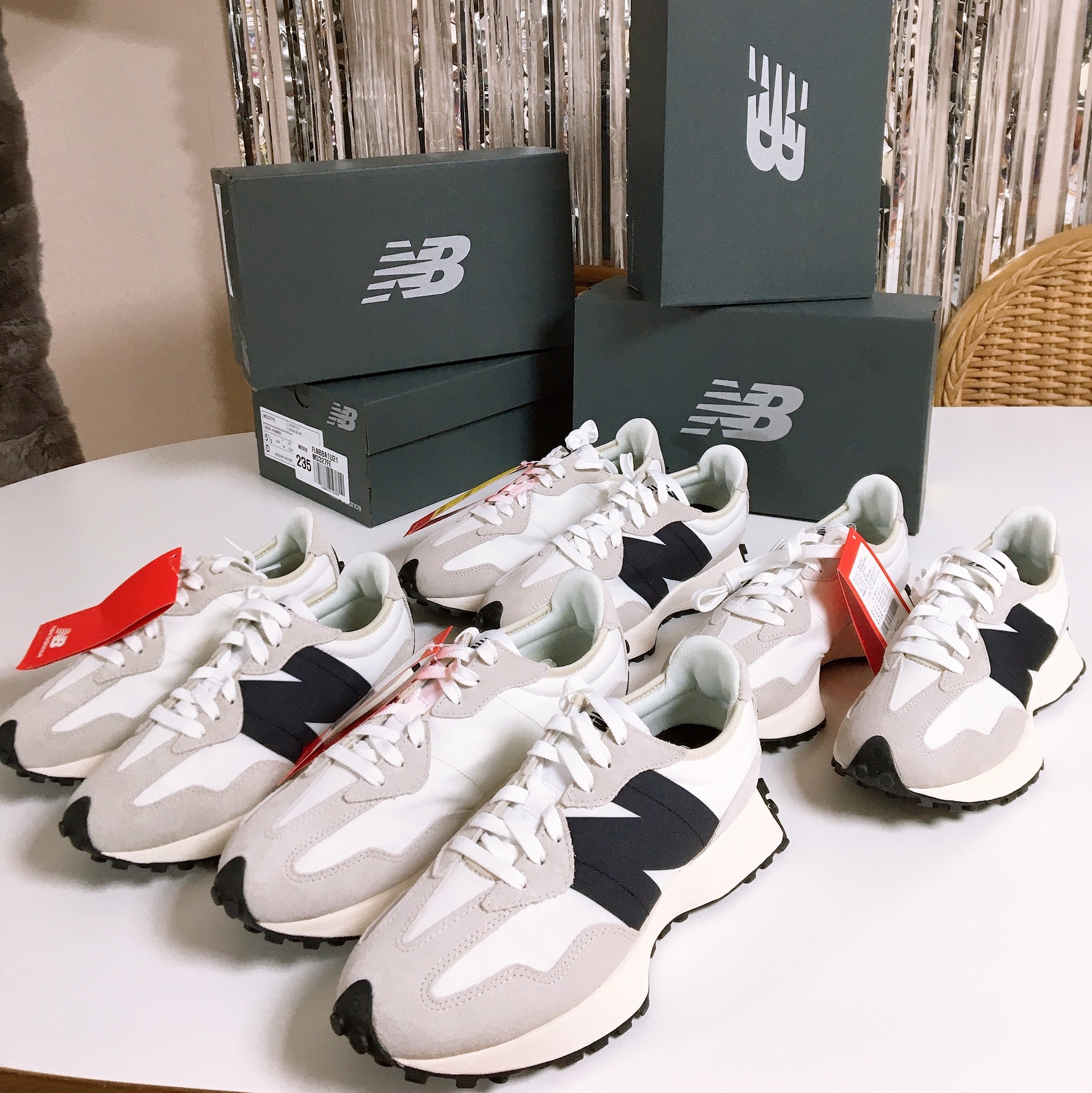 New Balance 327 White Black 착용 스타일 - 1
