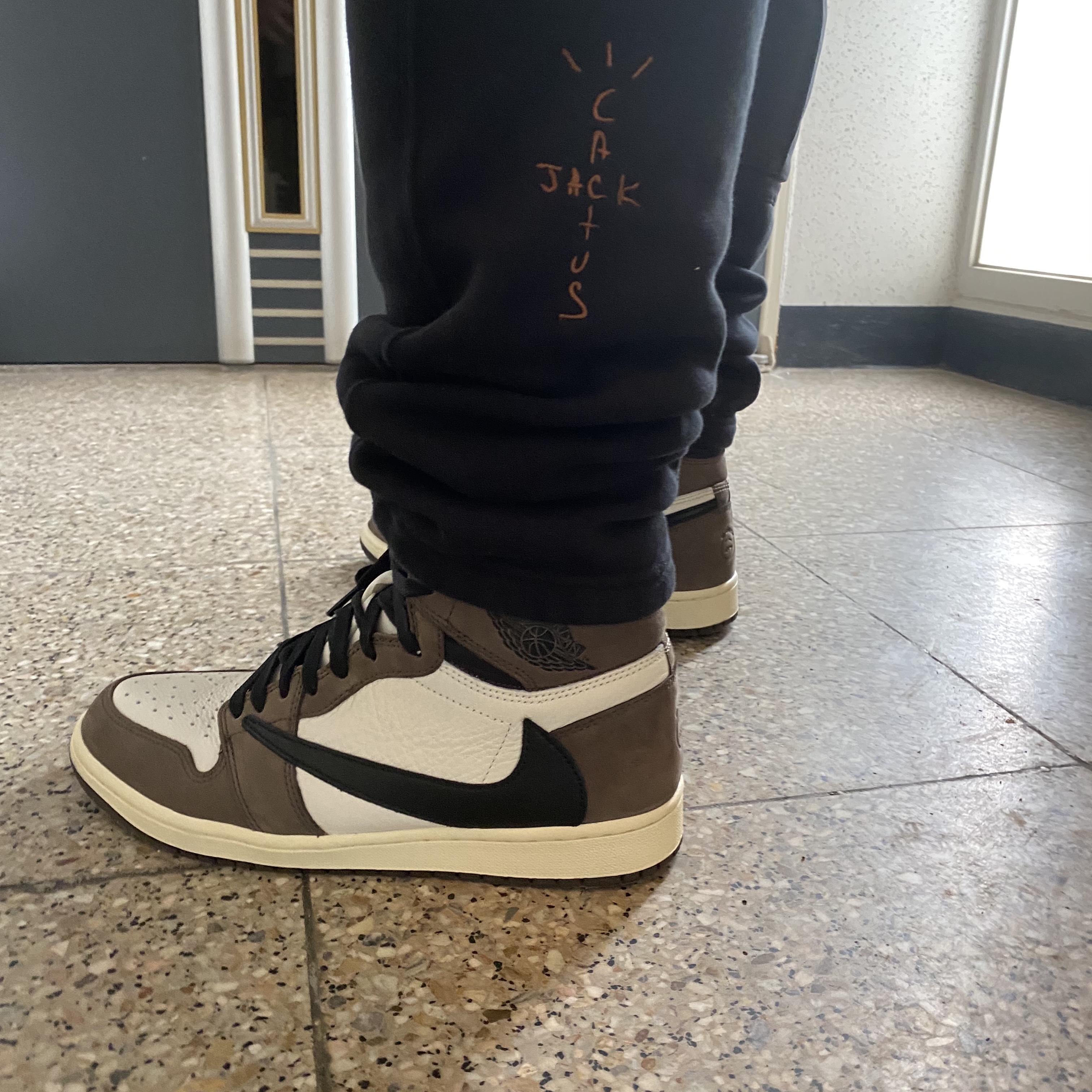 Jordan 1 x Travis Scott Retro High OG SP Mocha, Nike x Travis Scott NRG AG Utility Sweatpants Black 착용 스타일
