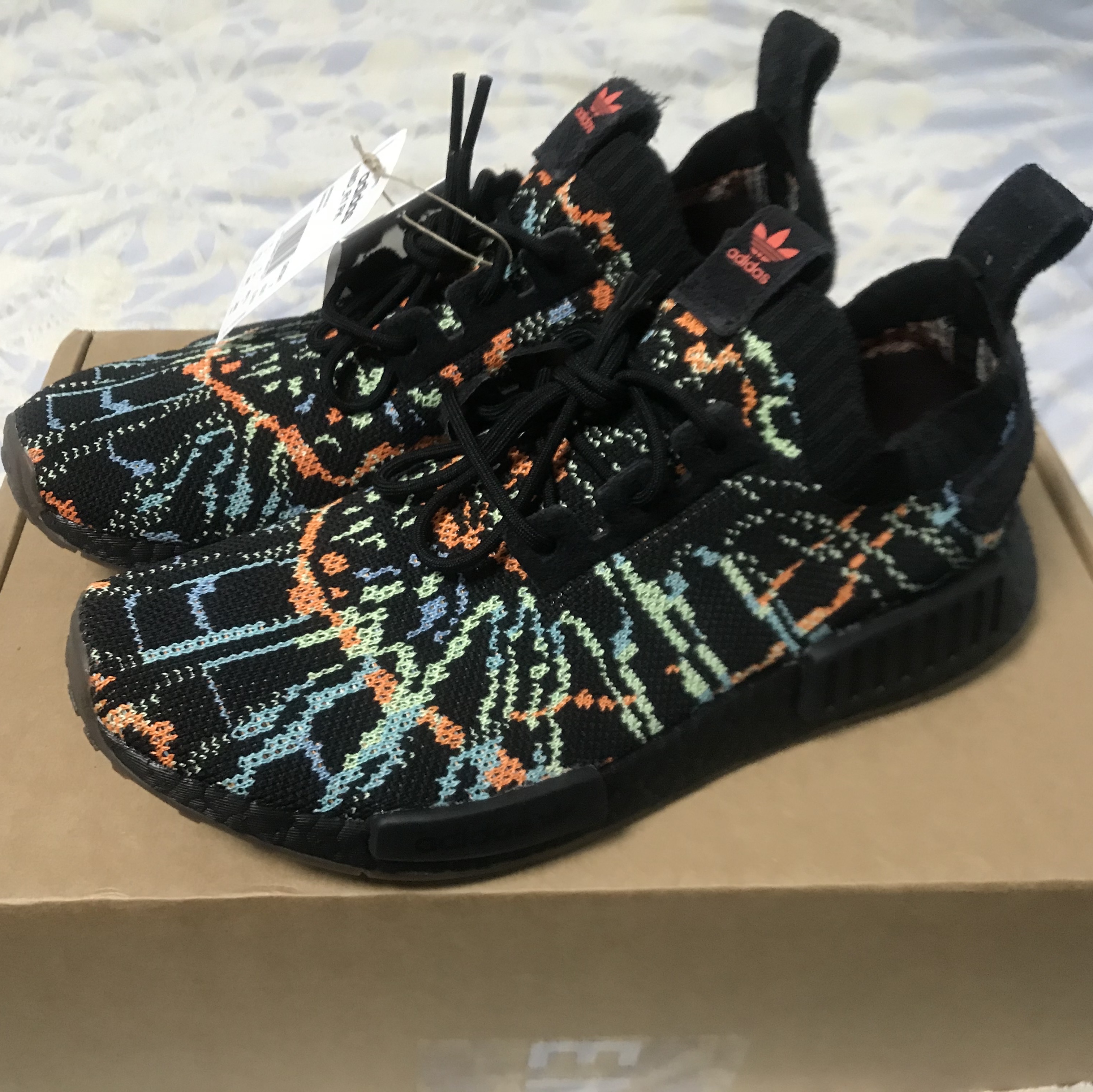 Adidas NMD R1 Primeknit Black Gum 착용 스타일