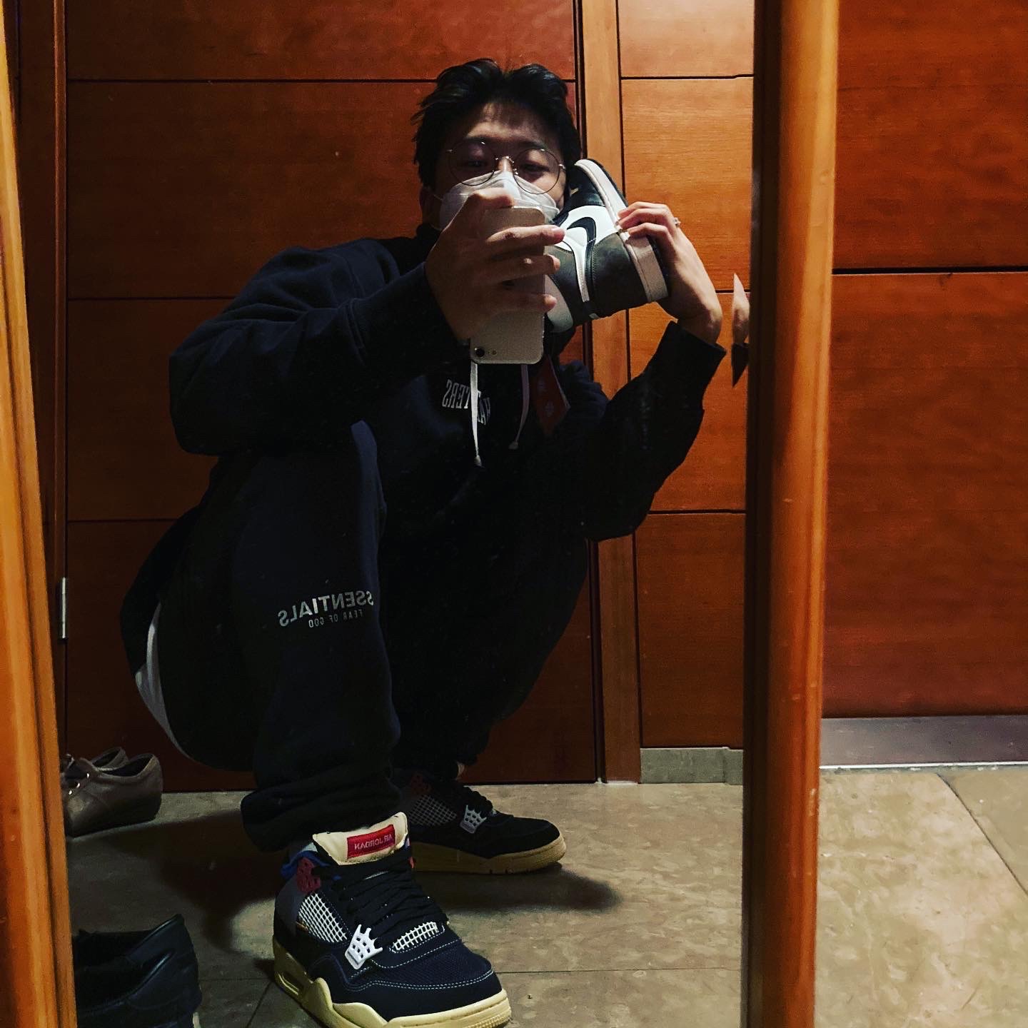 Jordan 4 x Union Retro Off Noir, Jordan 1 Retro High OG Black Mocha 착용 스타일
