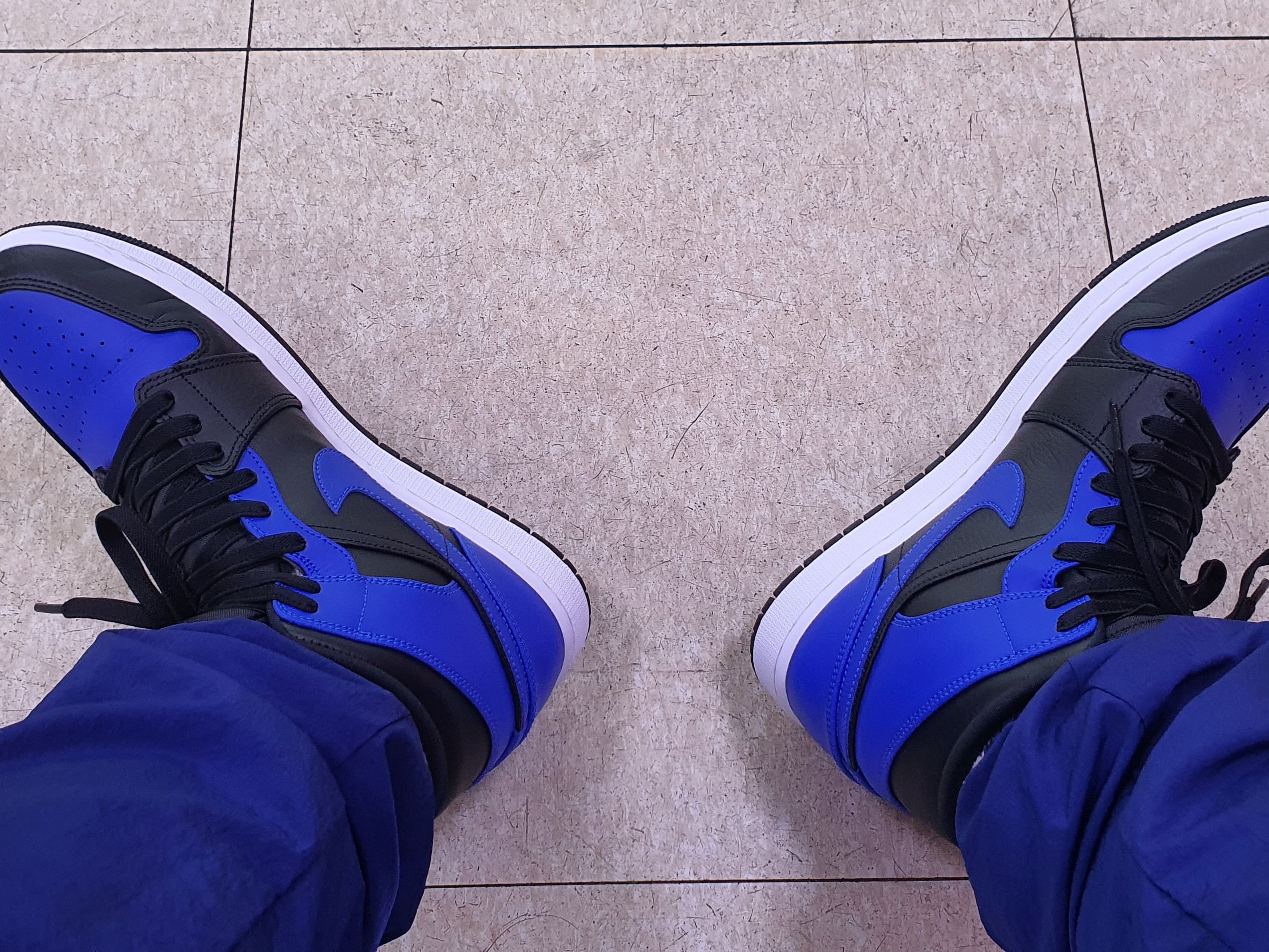 Jordan 1 Mid Black Hyper Royal 착용 스타일