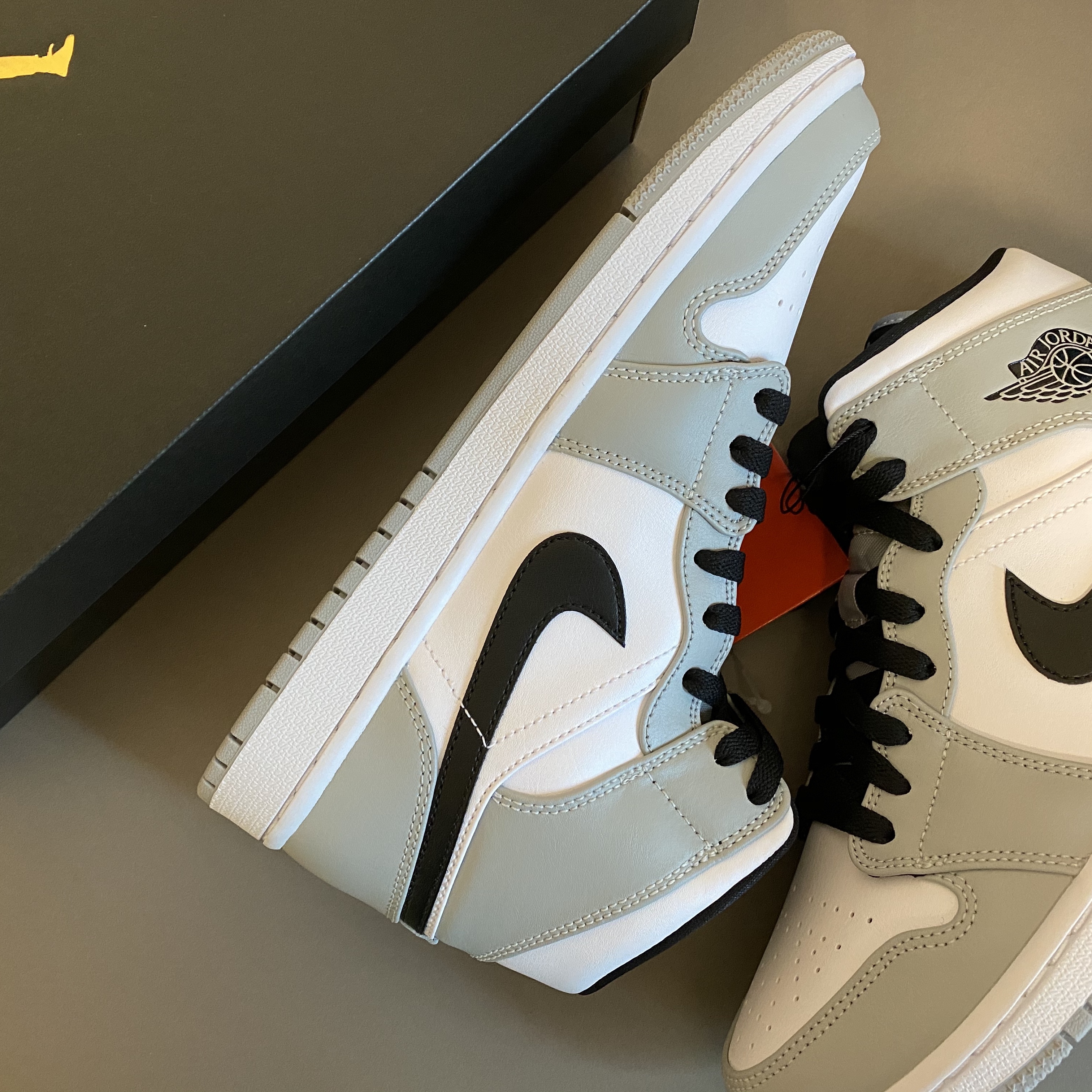Jordan 1 Mid Light Smoke Grey 착용 스타일