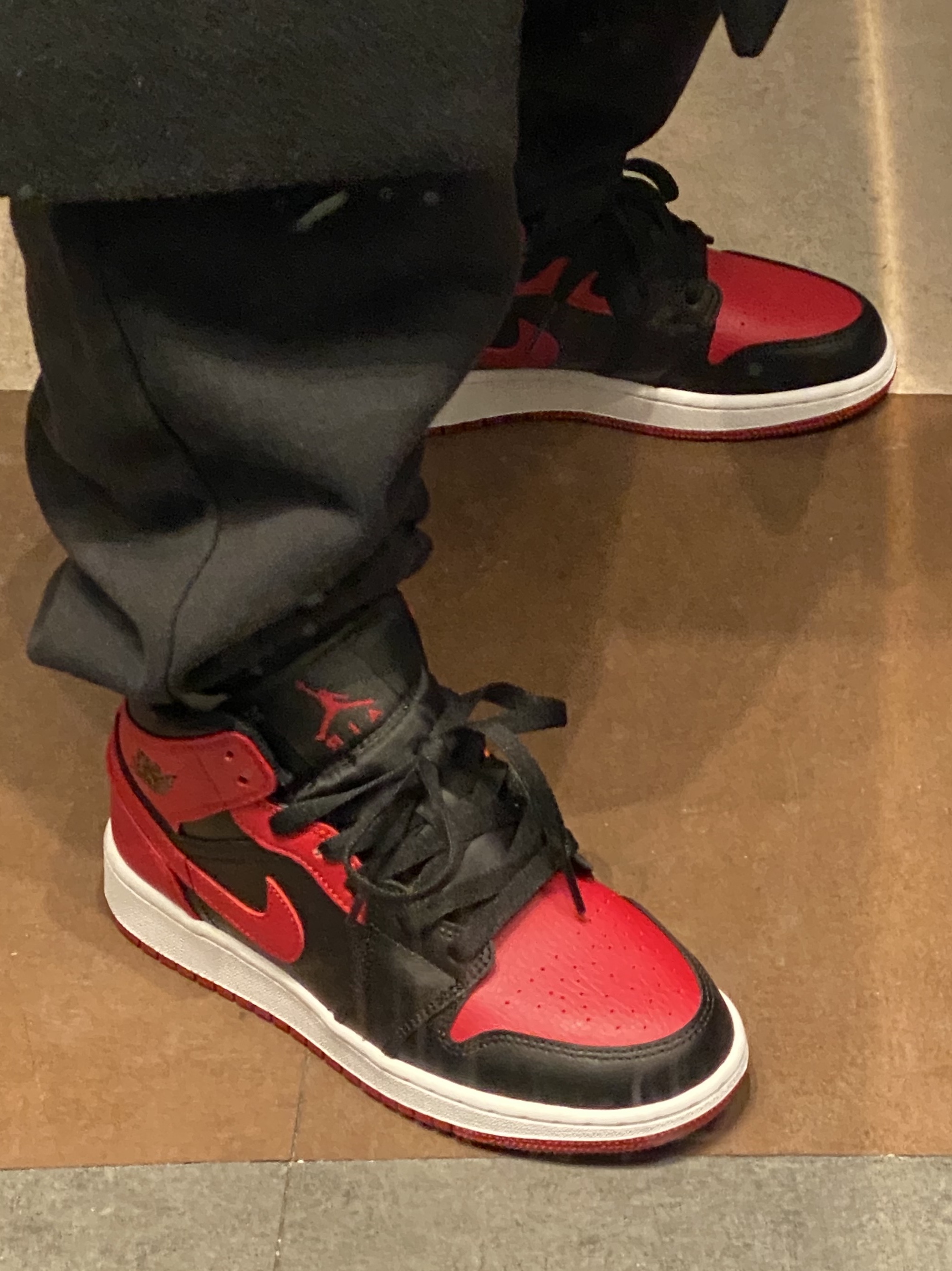 Jordan 1 Mid Bred Banned 2020, (GS) Jordan 1 Mid Bred Banned 2020 착용 스타일 - 2