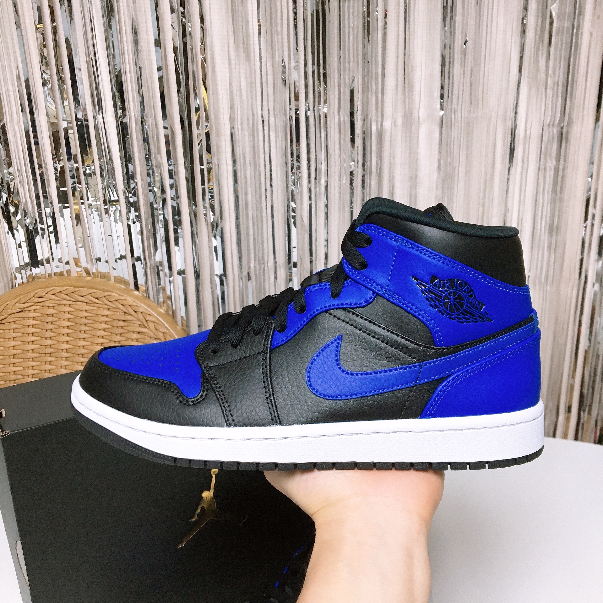 Jordan 1 Mid Black Hyper Royal 착용 스타일 - 2