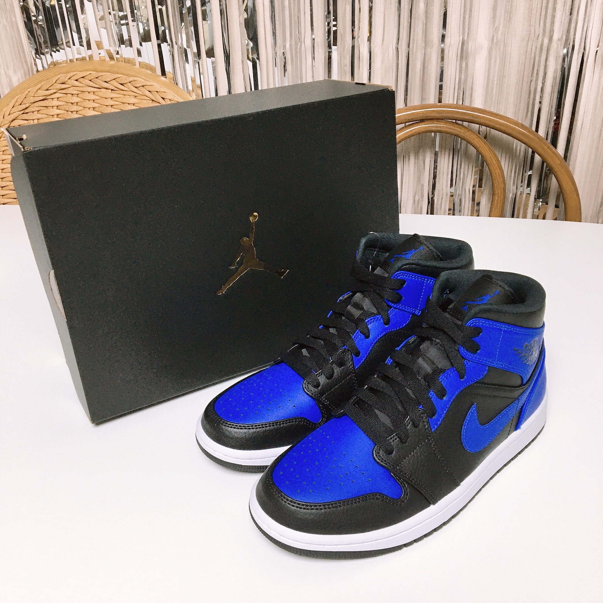 Jordan 1 Mid Black Hyper Royal 착용 스타일 - 1