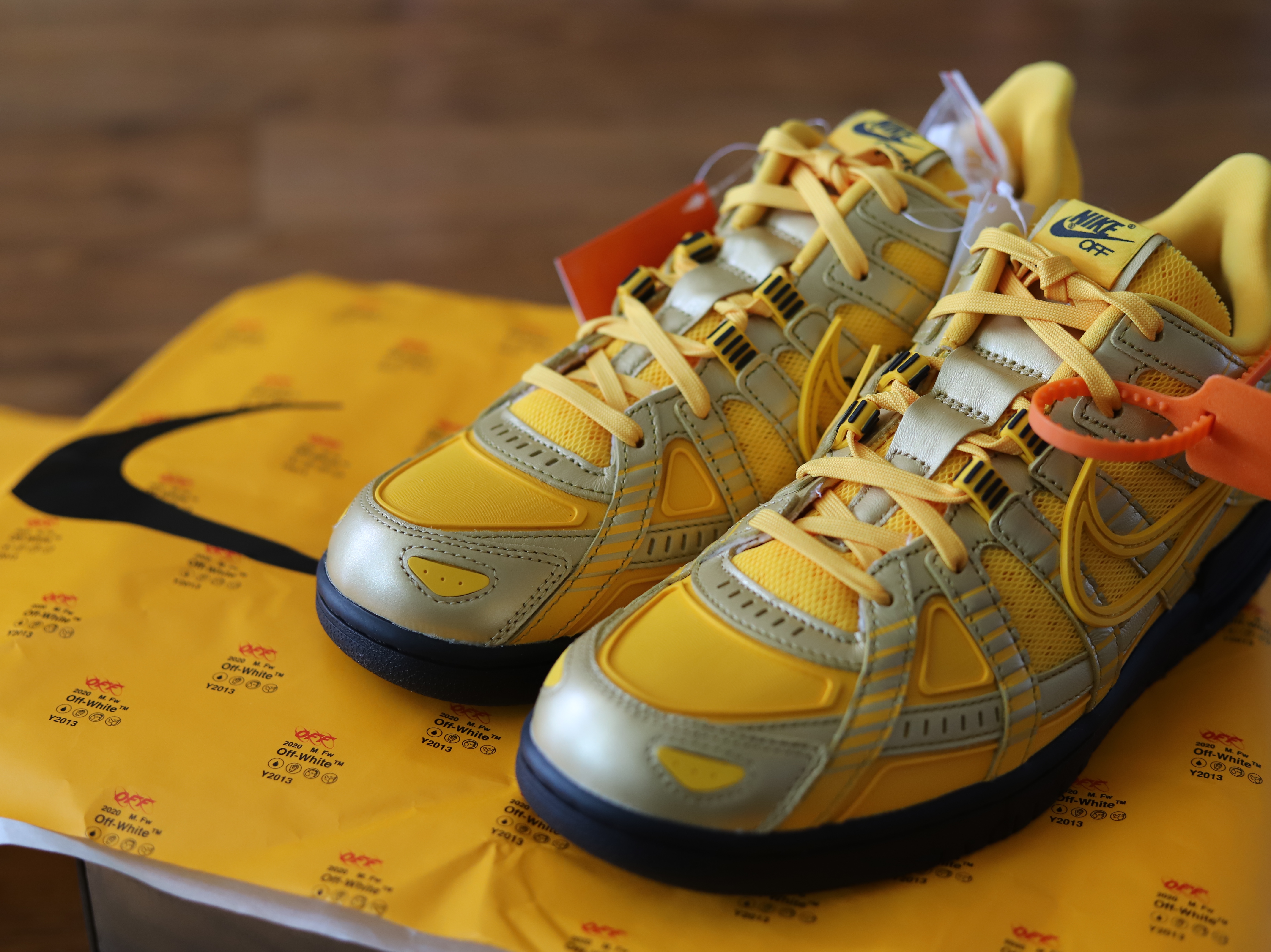 Nike x Off-White Air Rubber Dunk University Gold 착용 스타일 - 5
