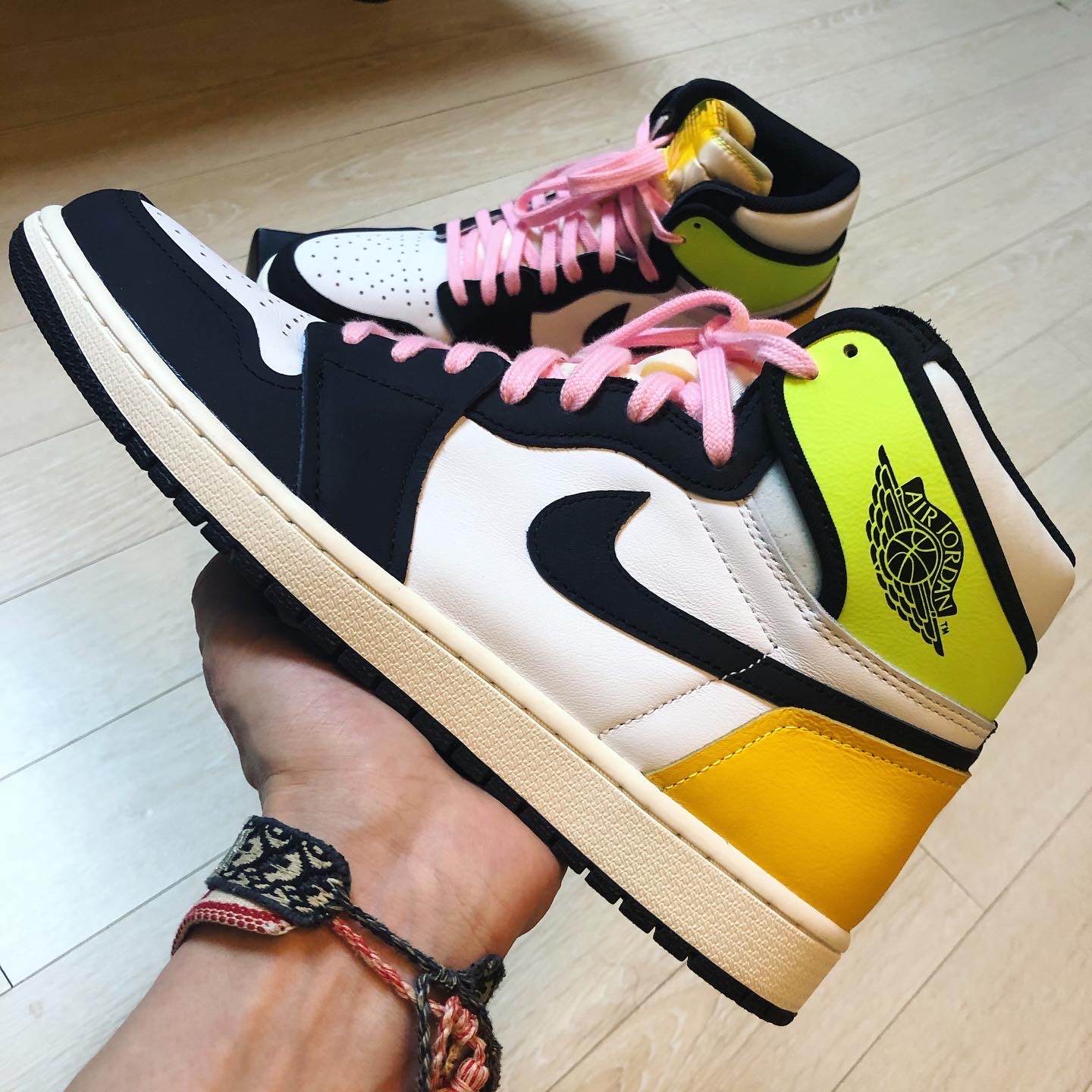 Jordan 1 Retro High OG Volt Gold 착용 스타일 - 2
