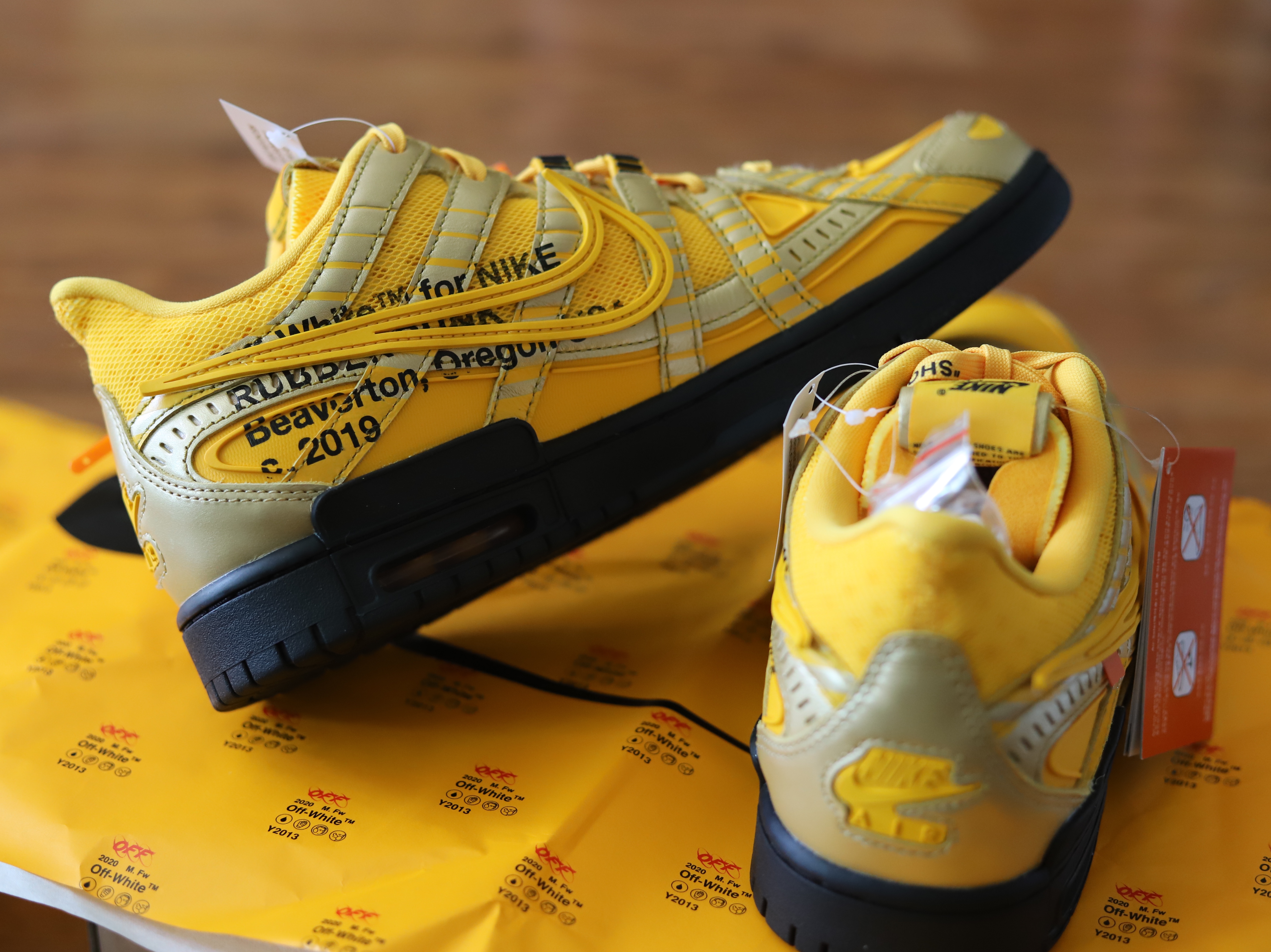 Nike x Off-White Air Rubber Dunk University Gold 착용 스타일 - 3