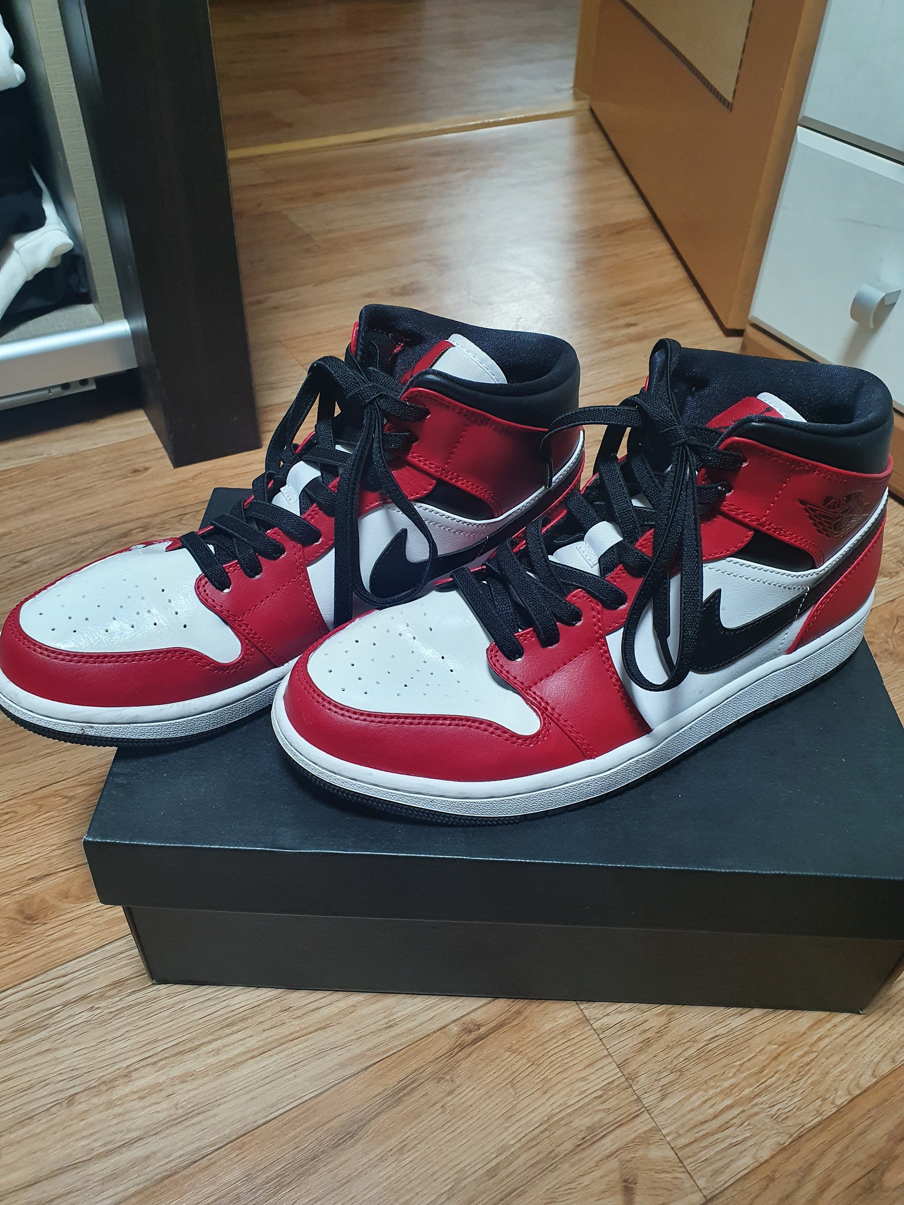 Jordan 1 Mid Chicago Black Toe 착용 스타일 - 1