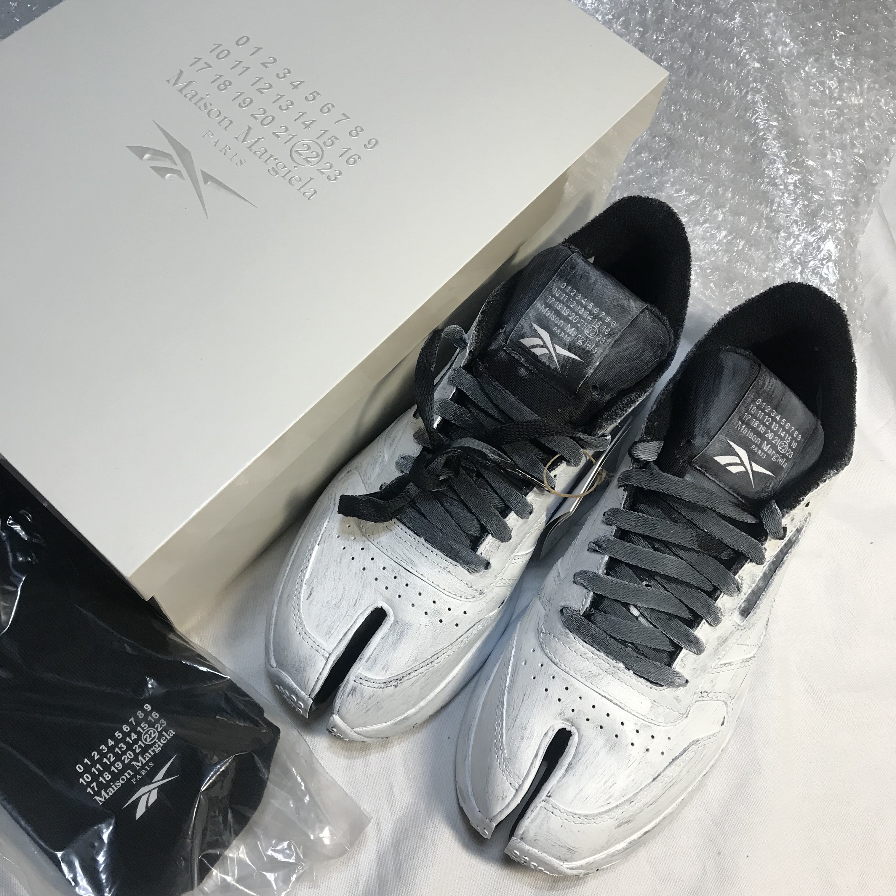 Reebok x Maison Margiela Classic Leather Tabi Shoes Bianchetto 착용 스타일