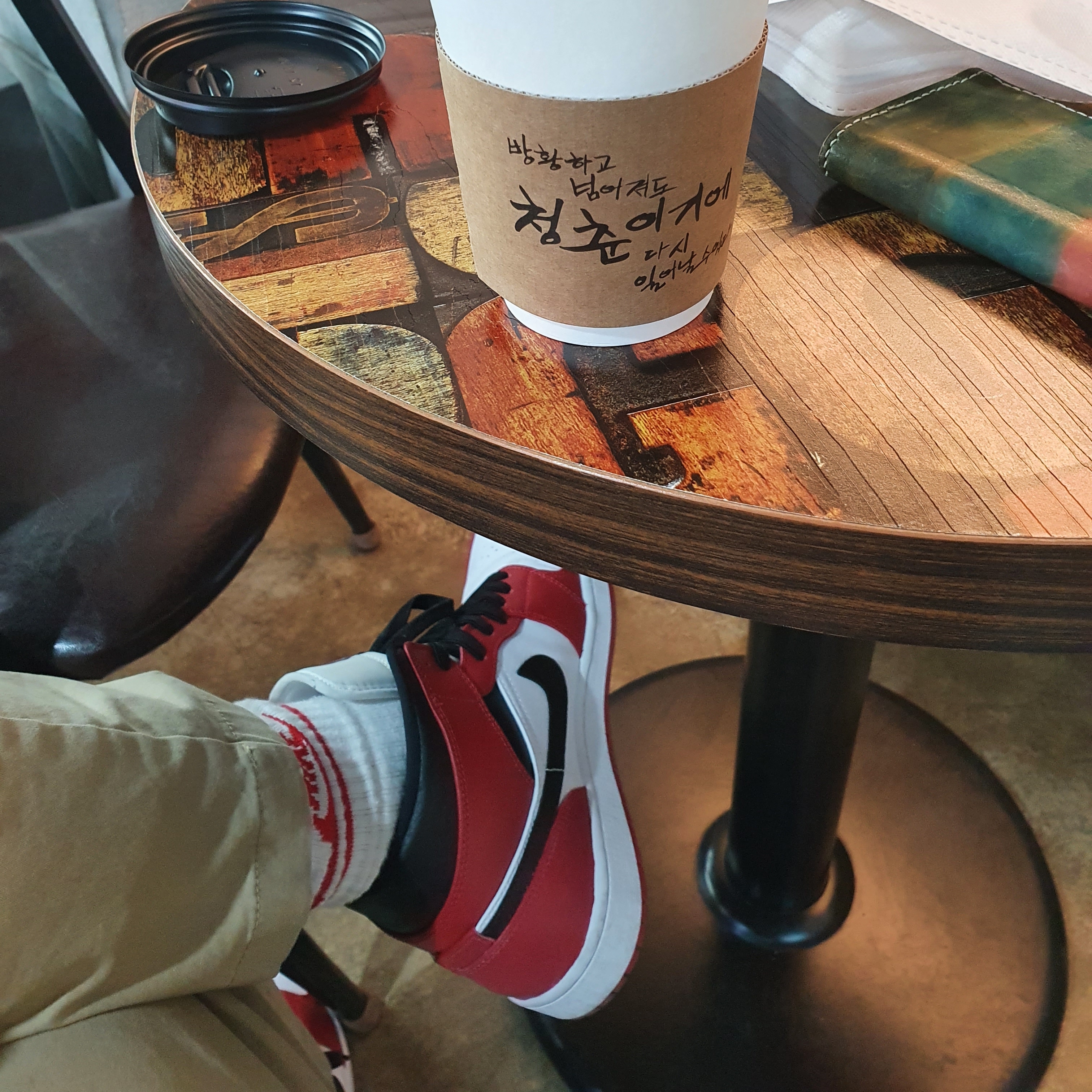 Jordan 1 Mid Chicago 2020 착용 스타일 - 1