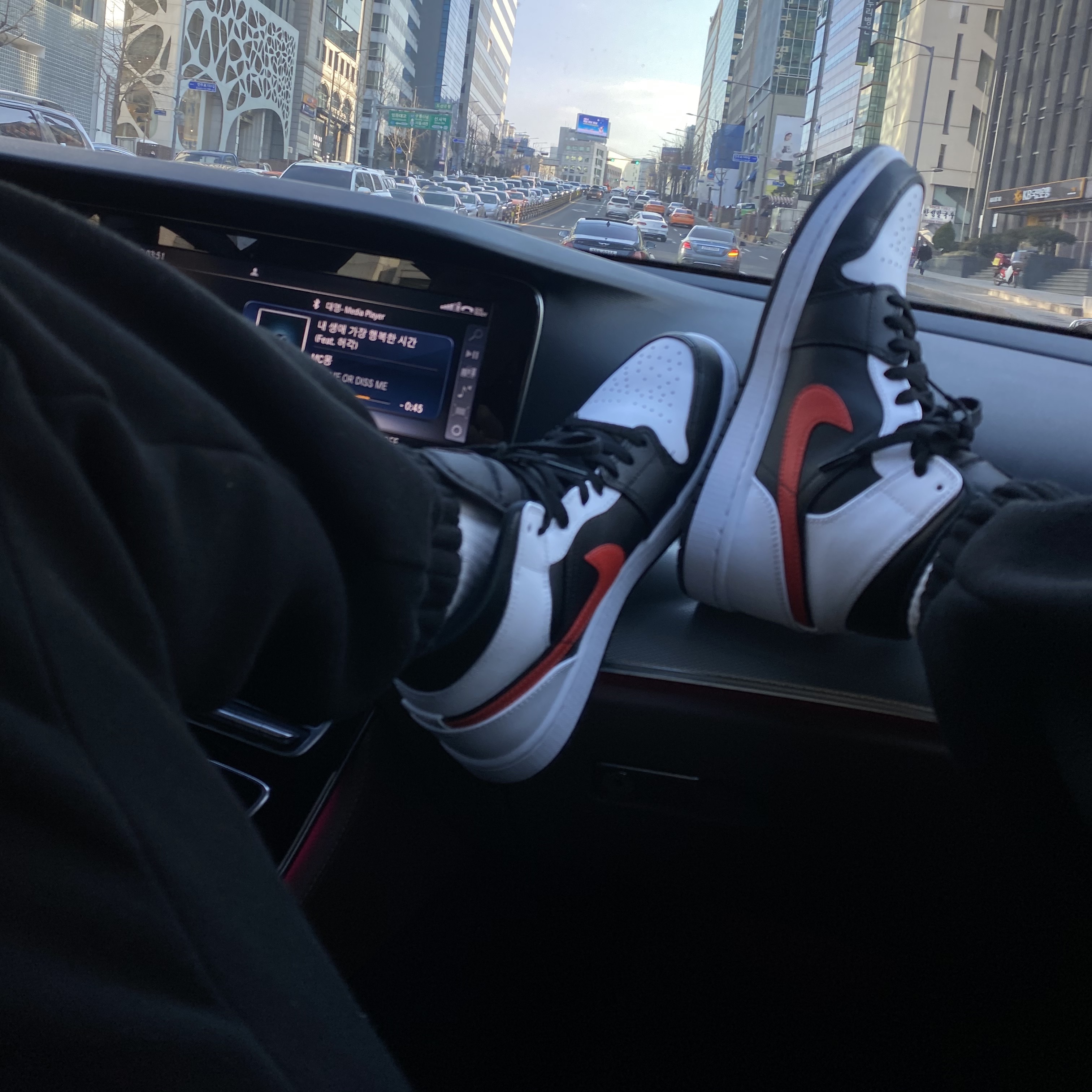 Jordan 1 Mid Black Chile Red 착용 스타일