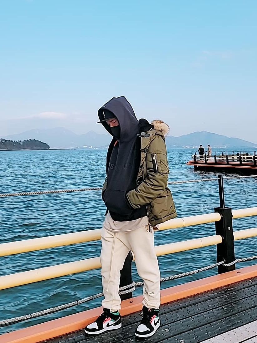 Jordan Alpha 1 Orange Flash, Essentials Puffer Jacket Silver Reflective - 20SS 착용 스타일 - 4