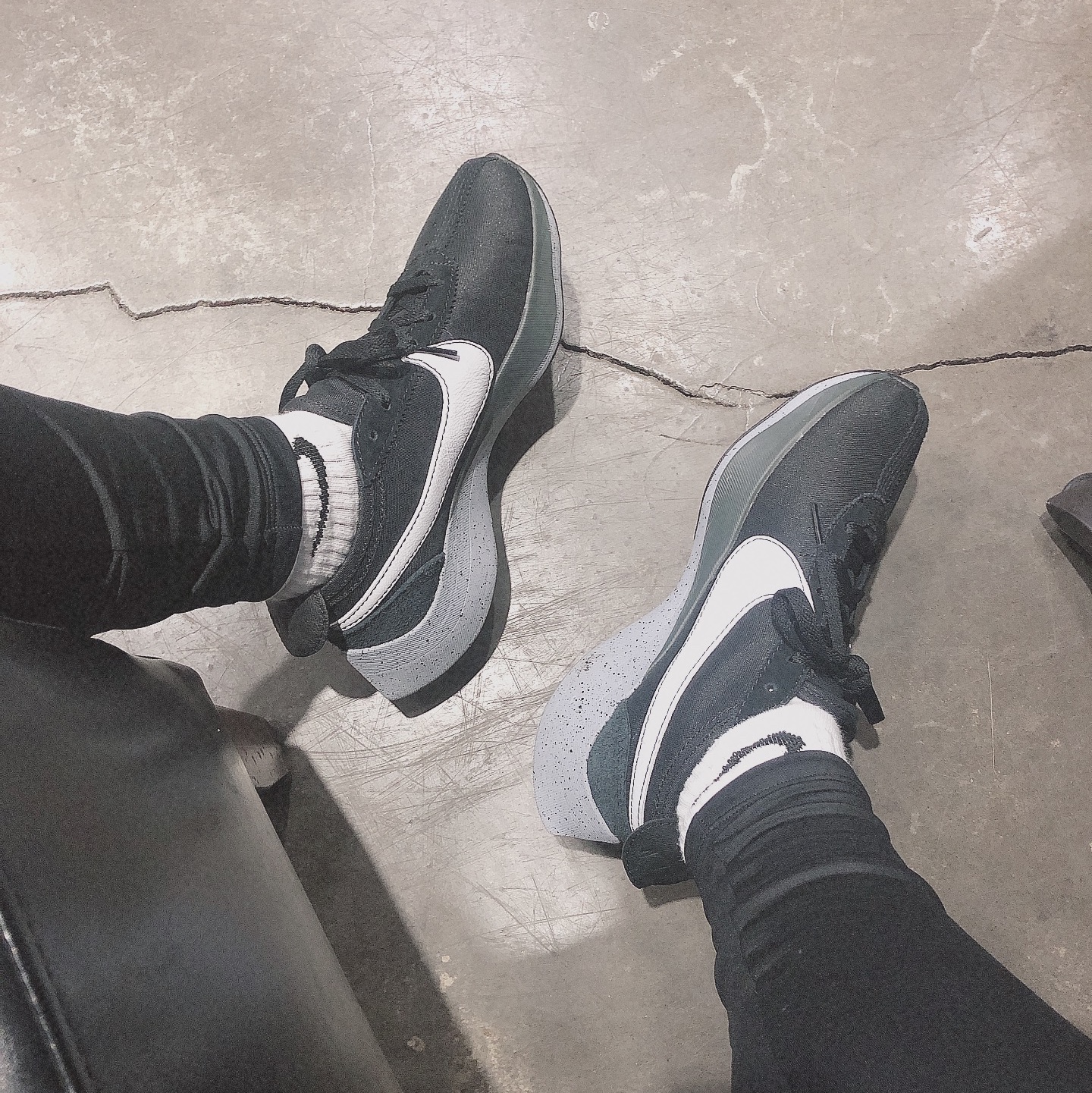 Nike Moon Racer Black Wolf Grey 착용 스타일