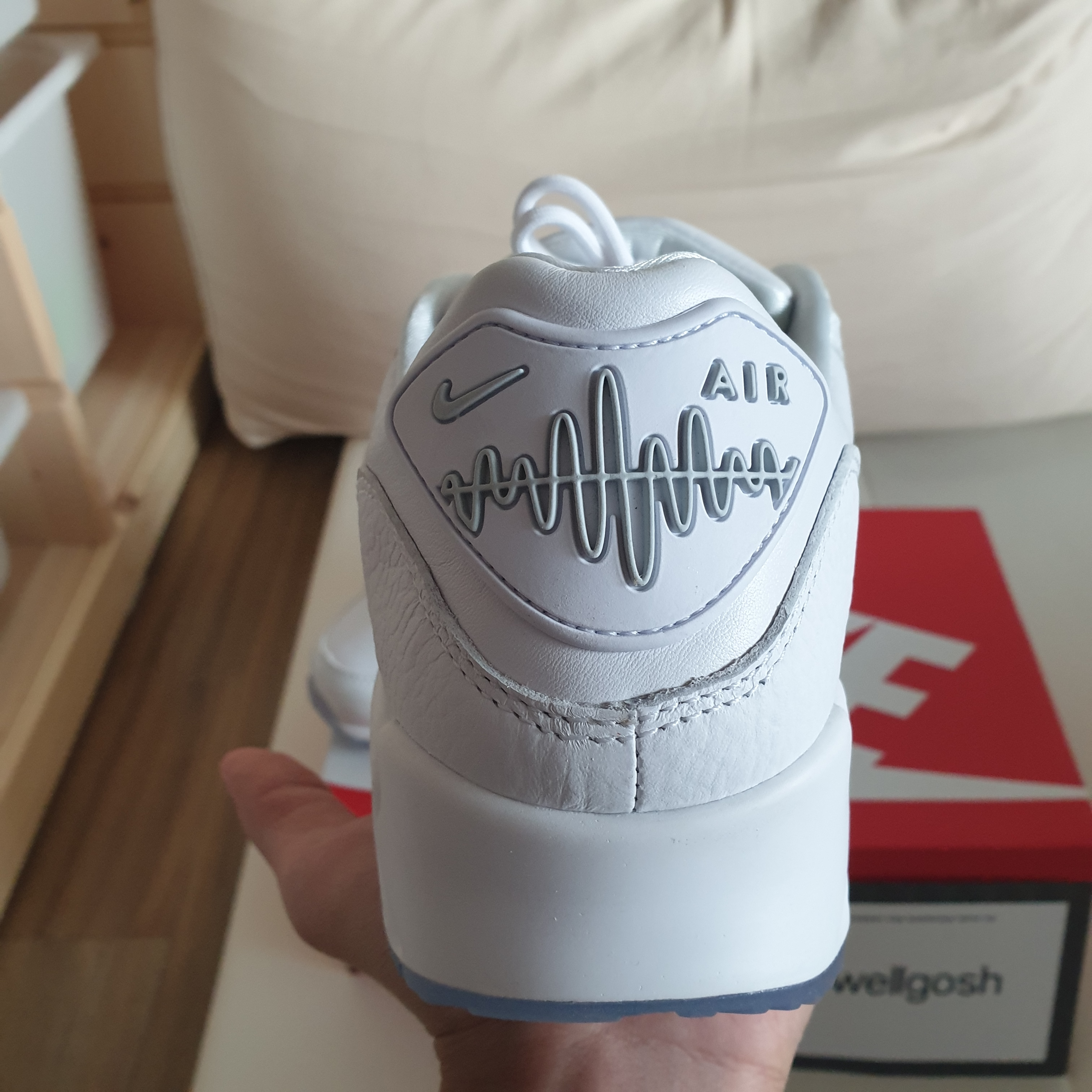 Nike Air Max 90 Pirate Radio White Gold 착용 스타일 - 3