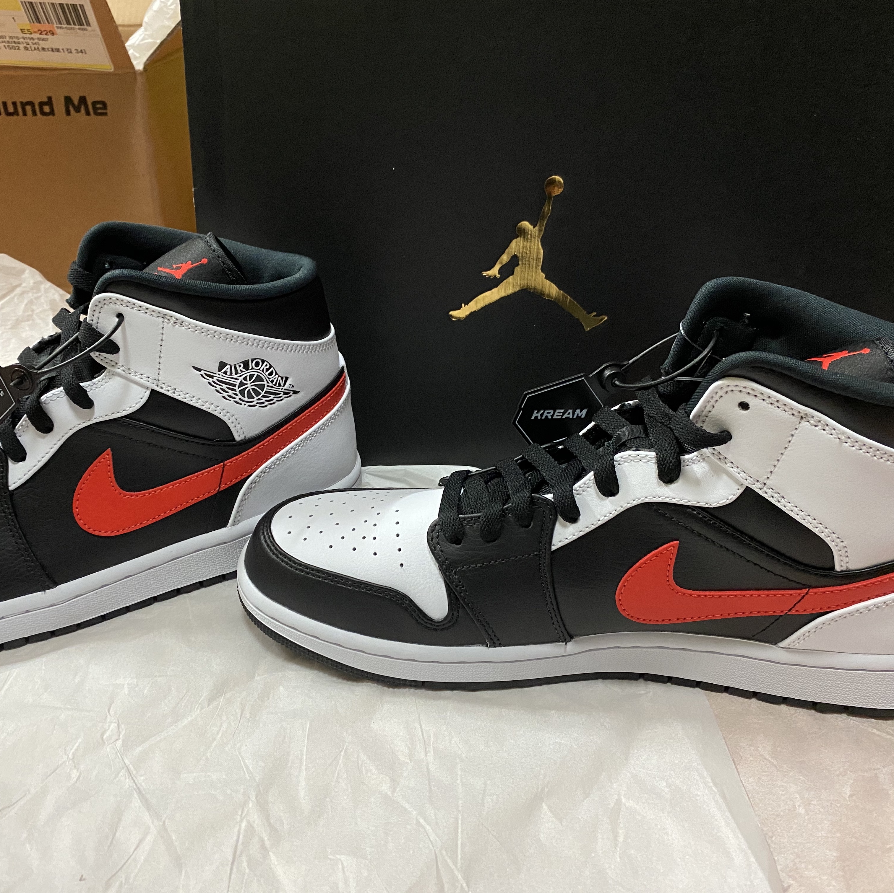 Jordan 1 Mid Black Chile Red 착용 스타일 - 3
