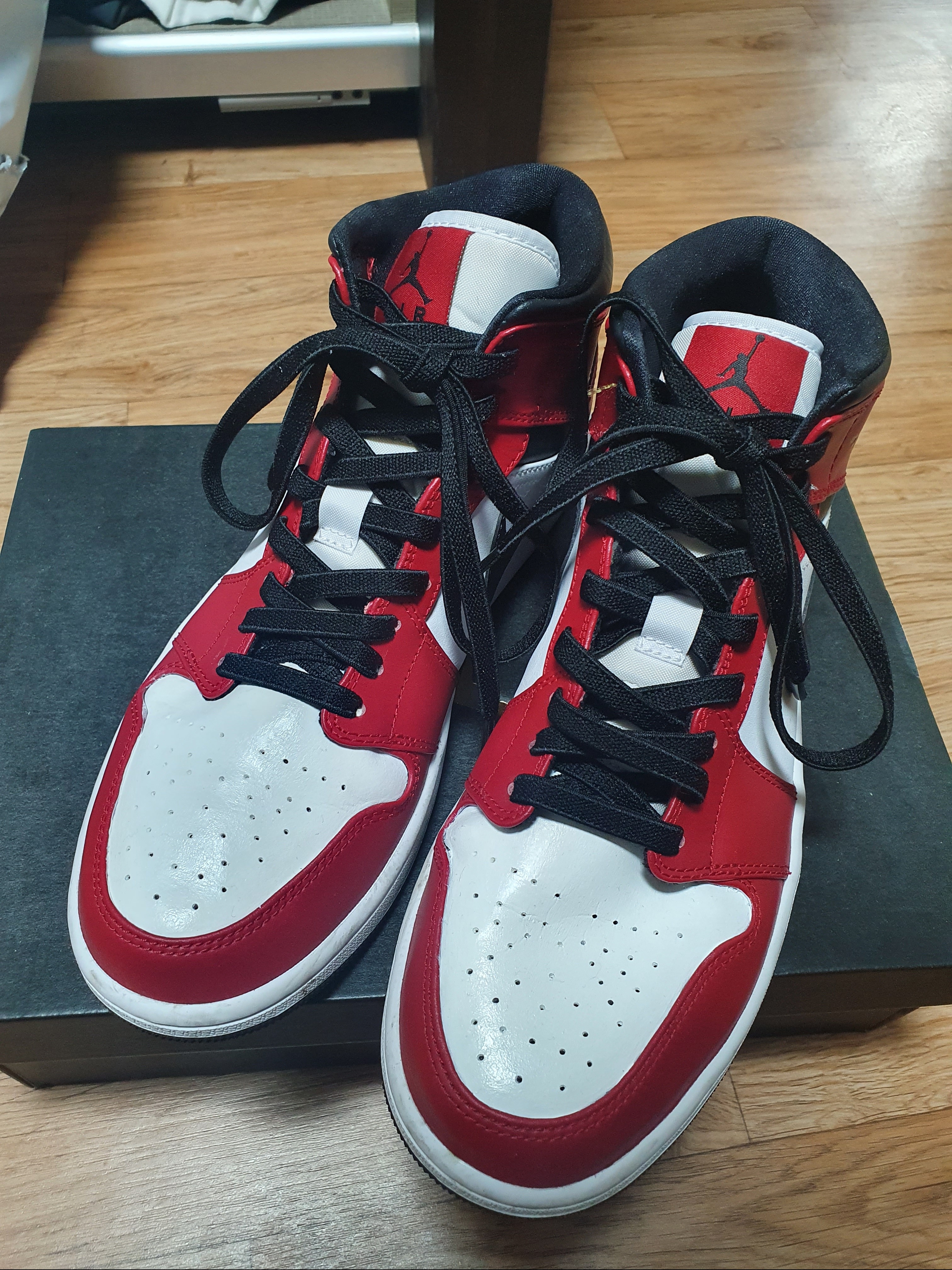 Jordan 1 Mid Chicago Black Toe 착용 스타일 - 2