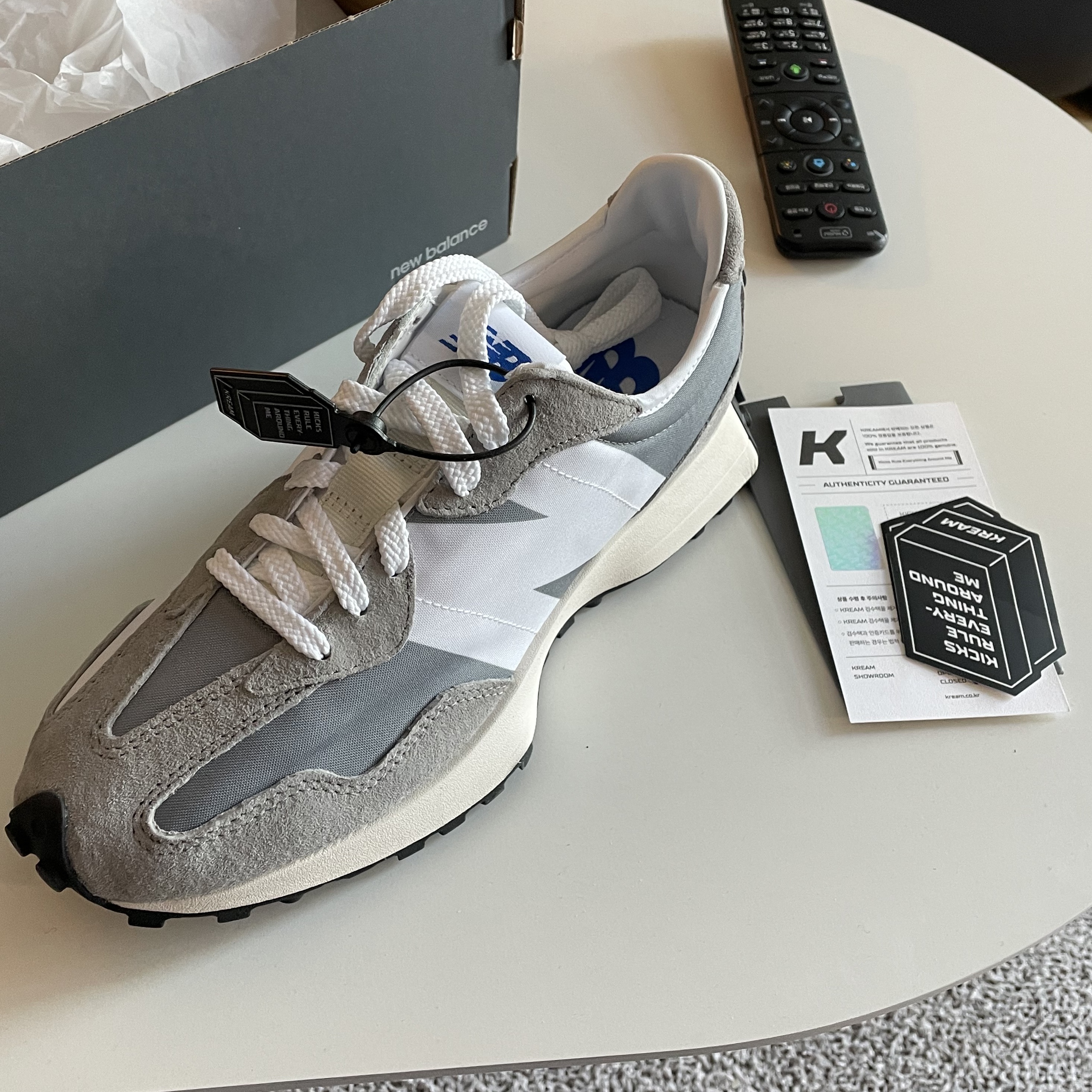New Balance 327 Grey 착용 스타일