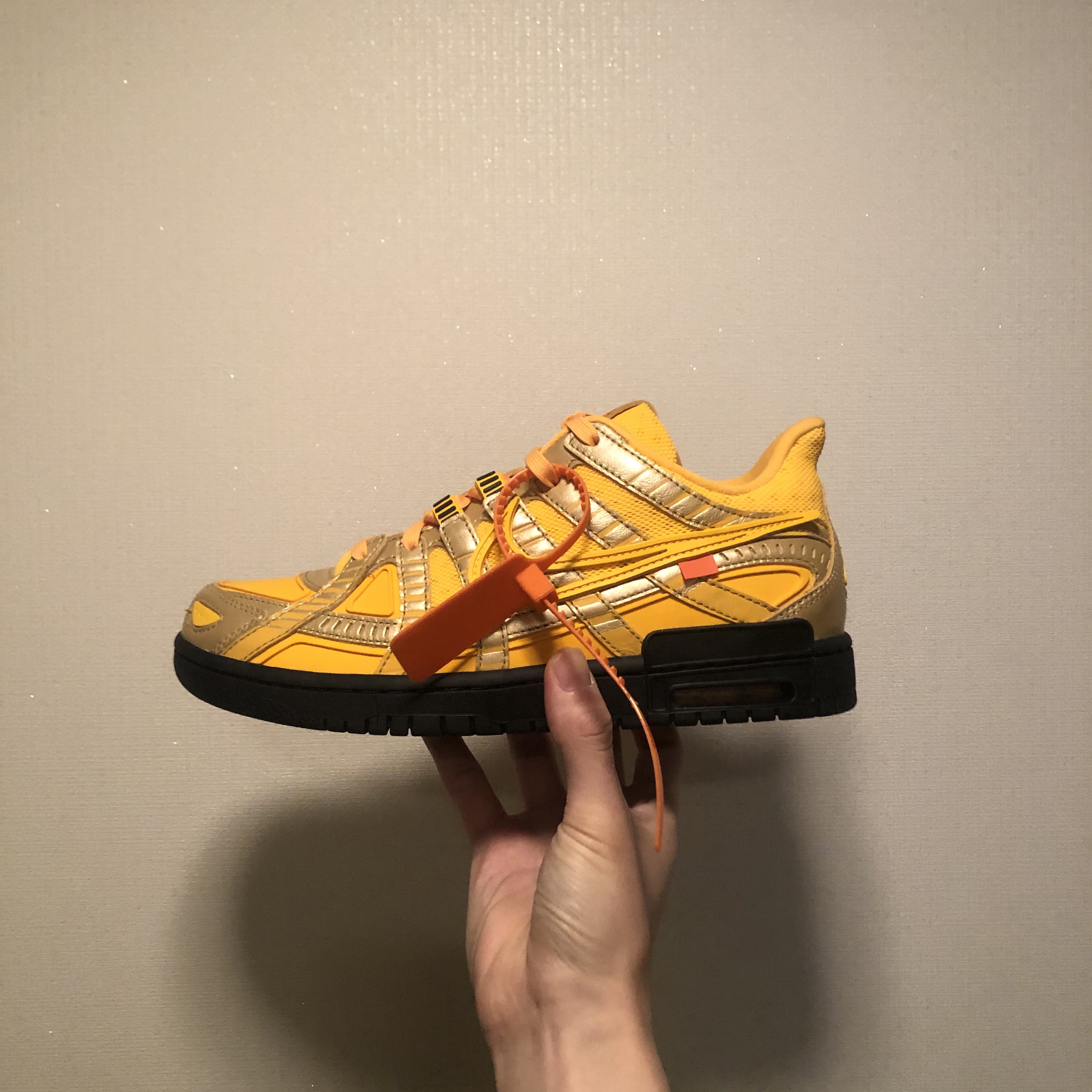 Nike x Off-White Air Rubber Dunk University Gold 착용 스타일