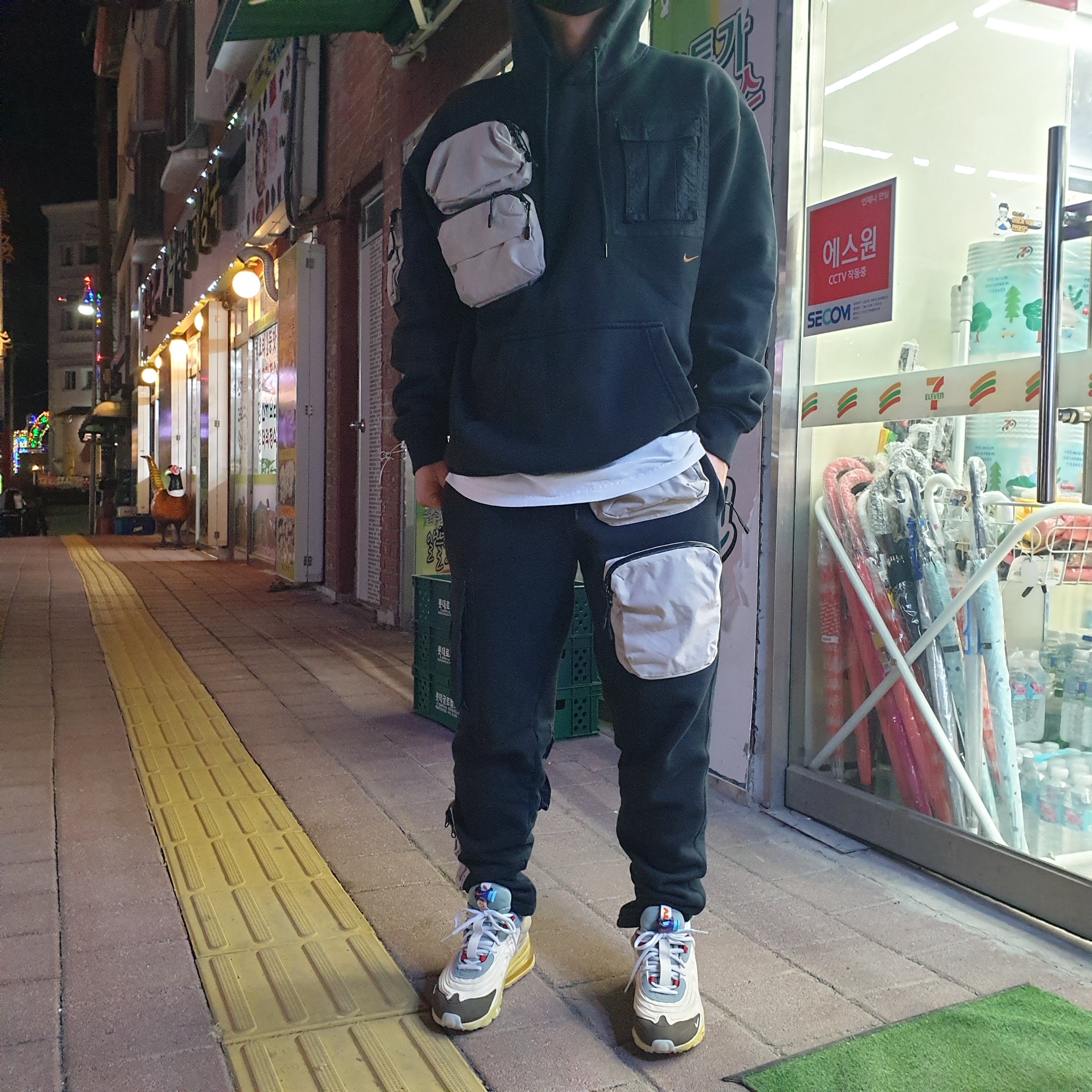 Nike x Travis Scott Air Max 270 React Cactus Trails, Nike x Travis Scott NRG AG Utility Sweatpants Black 착용 스타일 - 1