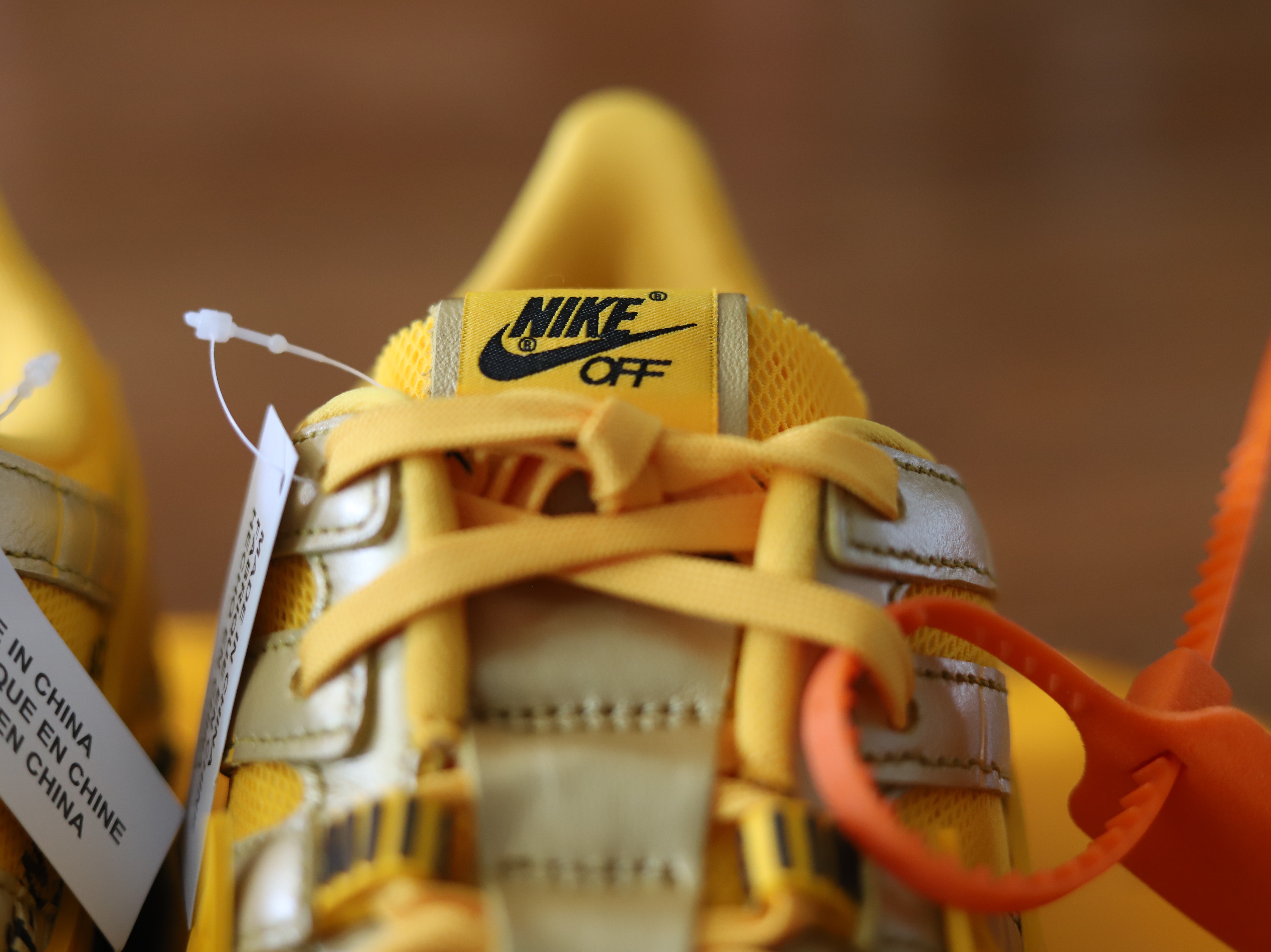 Nike x Off-White Air Rubber Dunk University Gold 착용 스타일 - 4