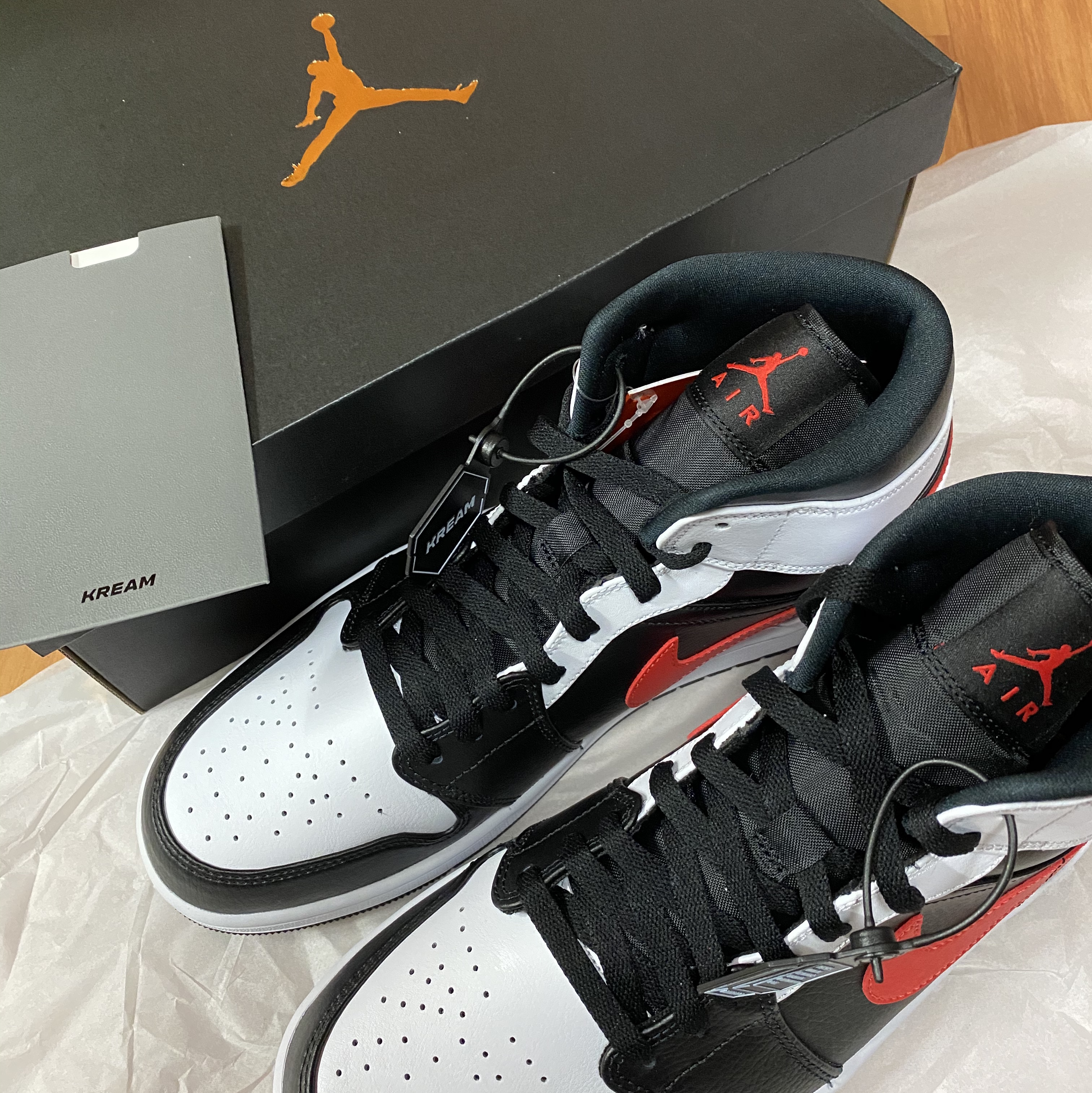 Jordan 1 Mid Black Chile Red 착용 스타일 - 2