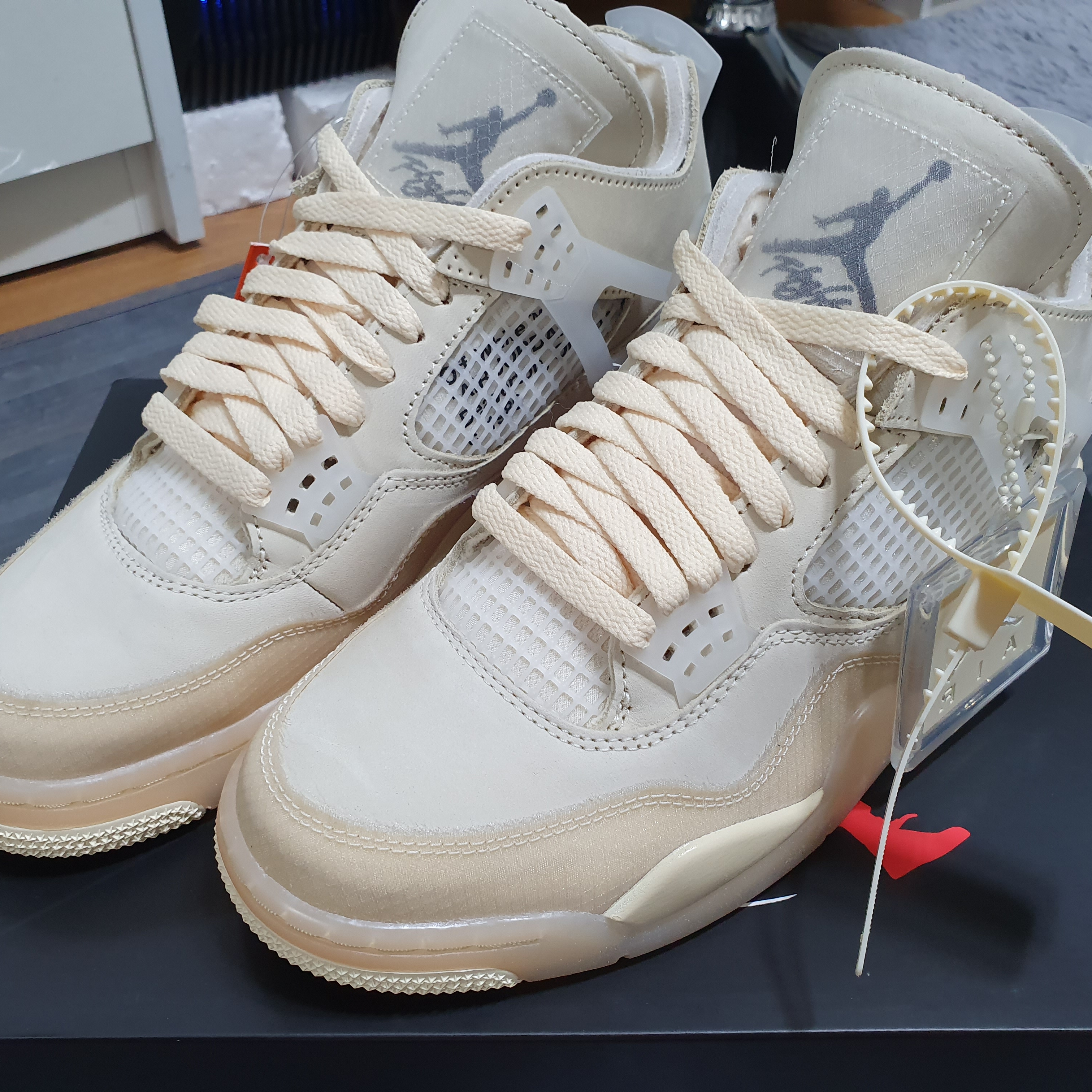 (W) Jordan 4 x Off-White Retro SP Sail 착용 스타일 - 1