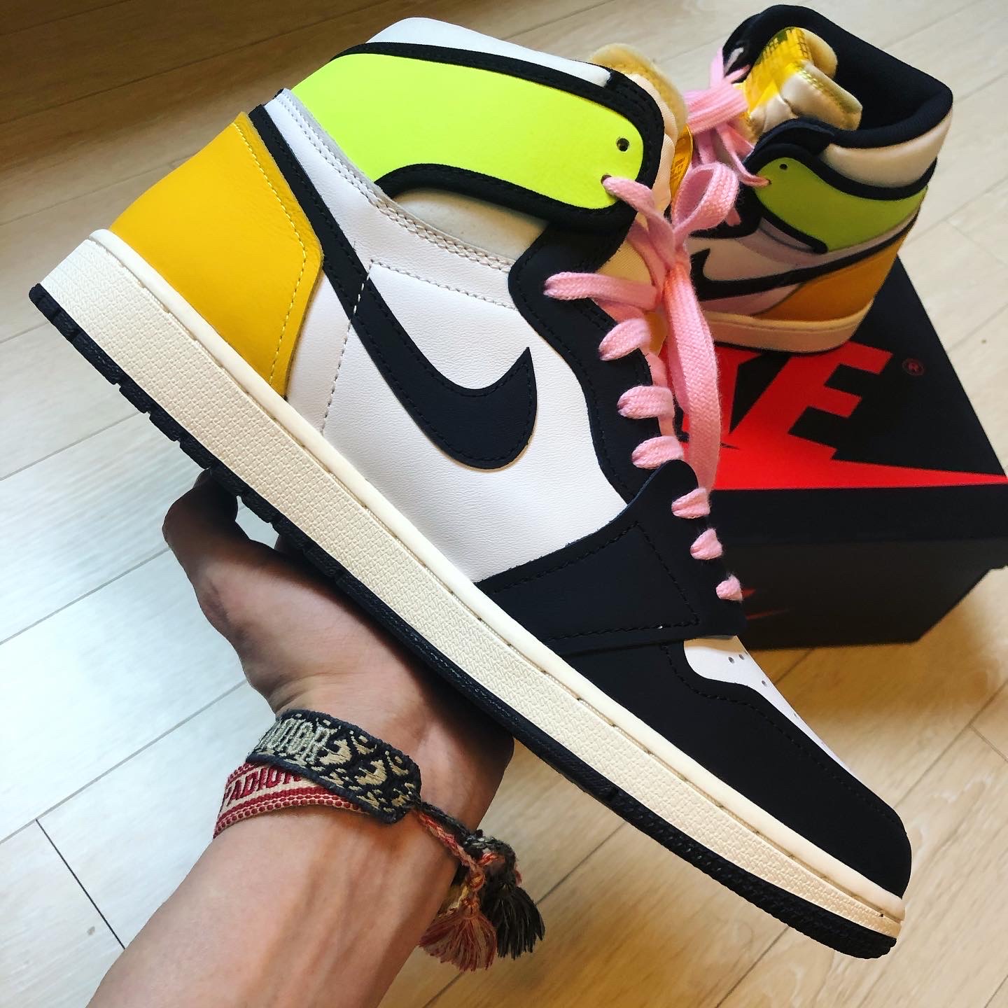 Jordan 1 Retro High OG Volt Gold 착용 스타일 - 3