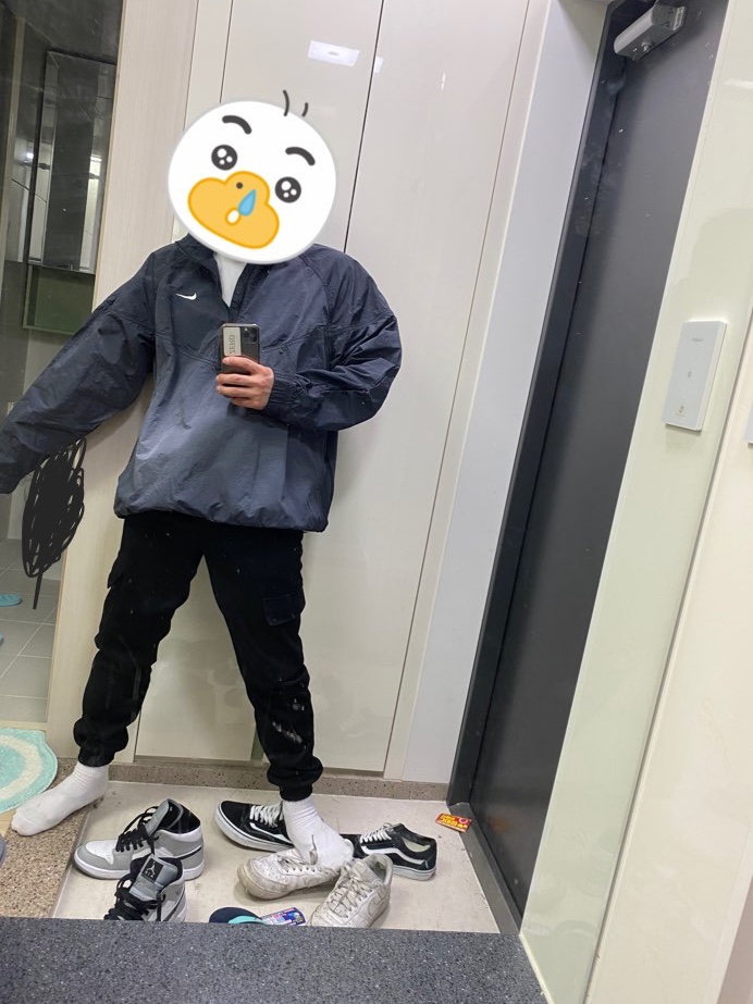 Nike x Stussy Windrunner Jacket Off Noir, Jordan 1 Mid Light Smoke Grey 착용 스타일