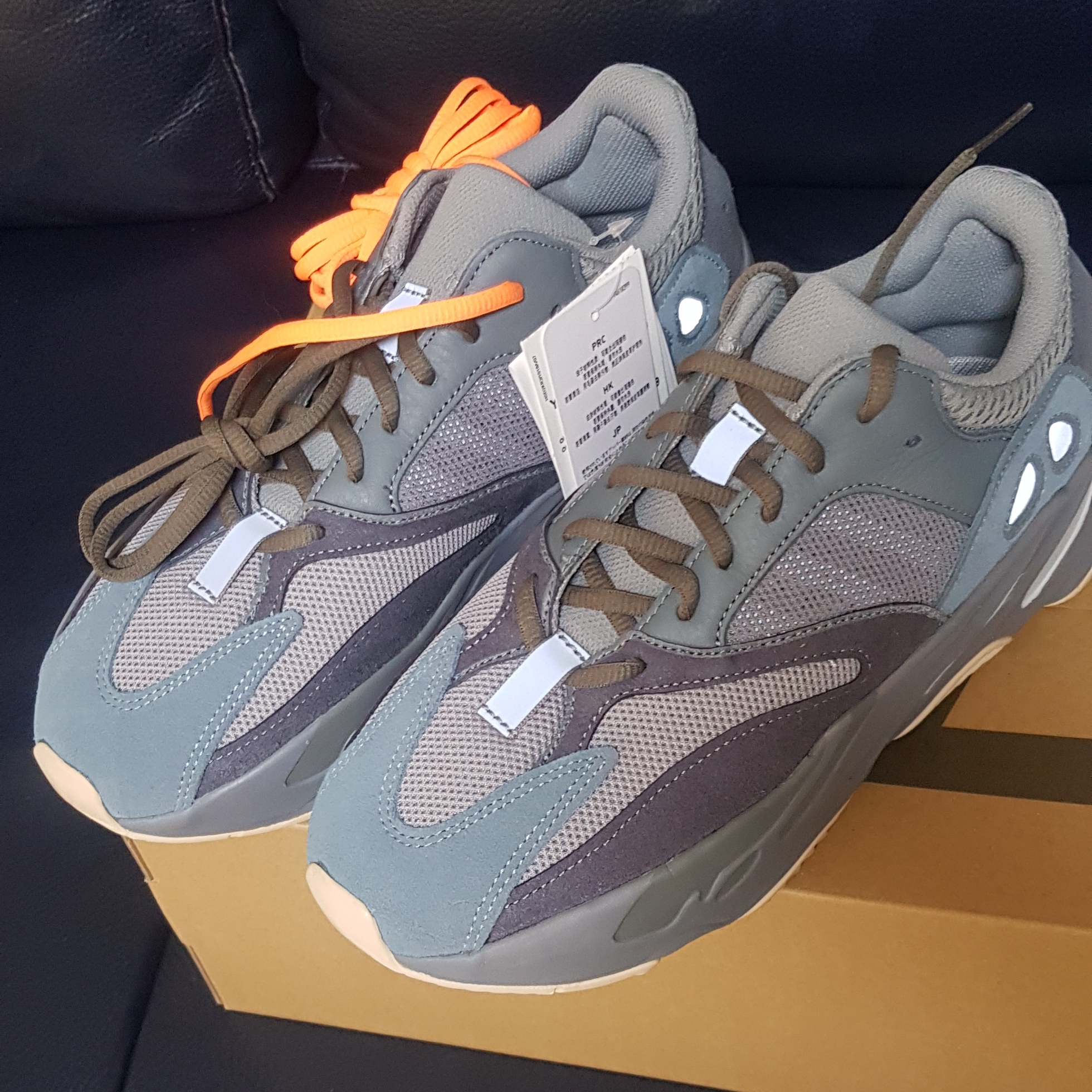 Adidas Yeezy Boost 700 Teal Blue 착용 스타일 - 1