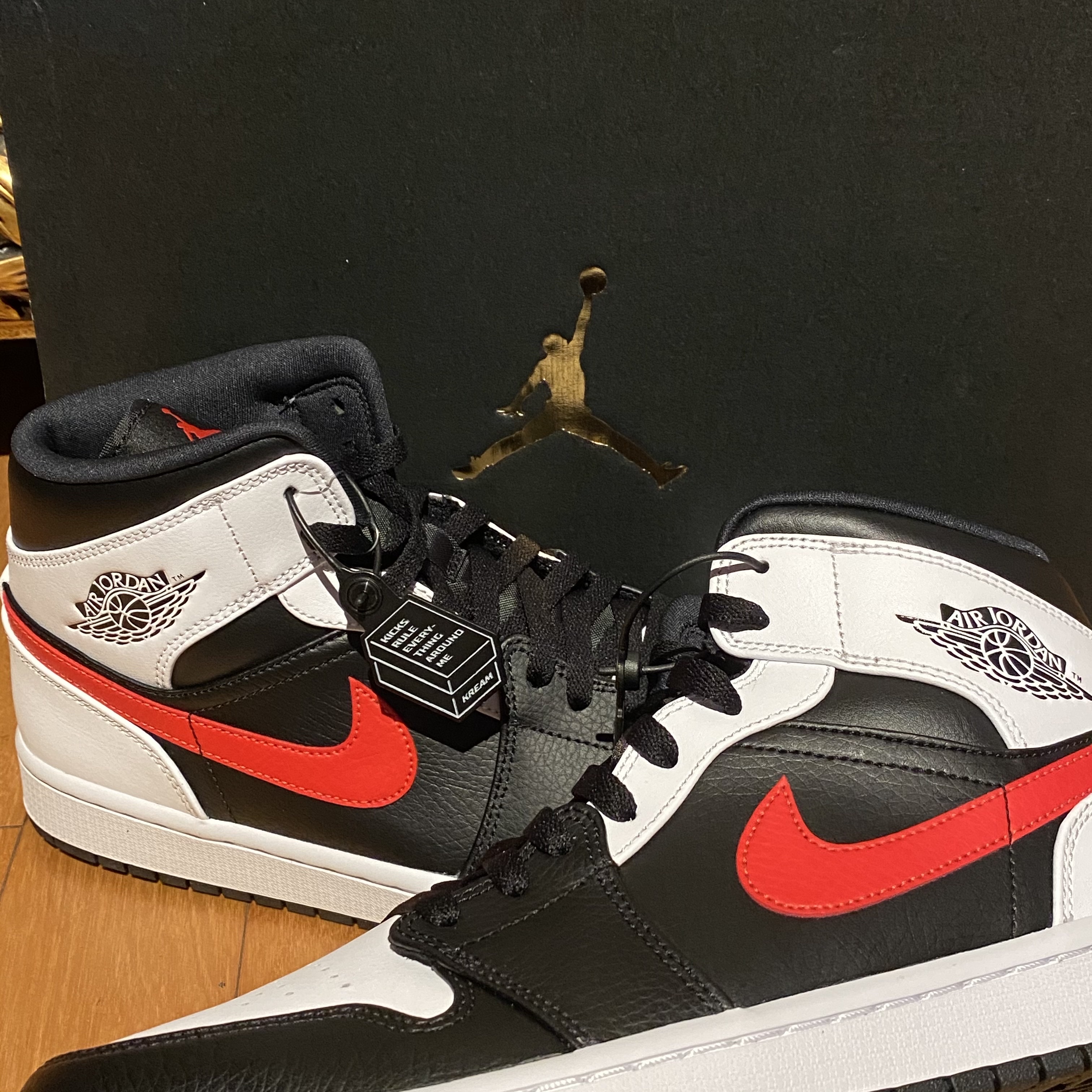 Jordan 1 Mid Black Chile Red 착용 스타일 - 4