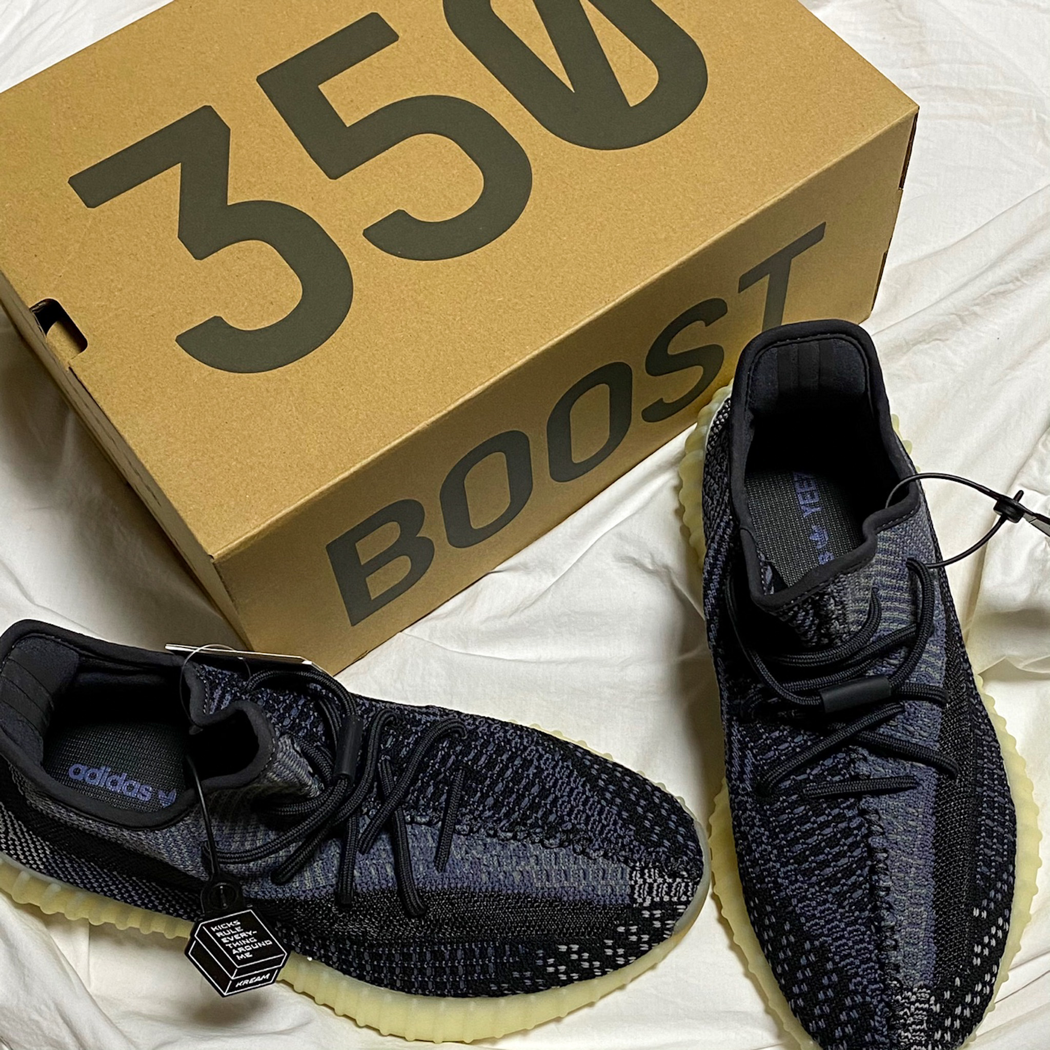 Adidas Yeezy Boost 350 V2 Carbon 착용 스타일