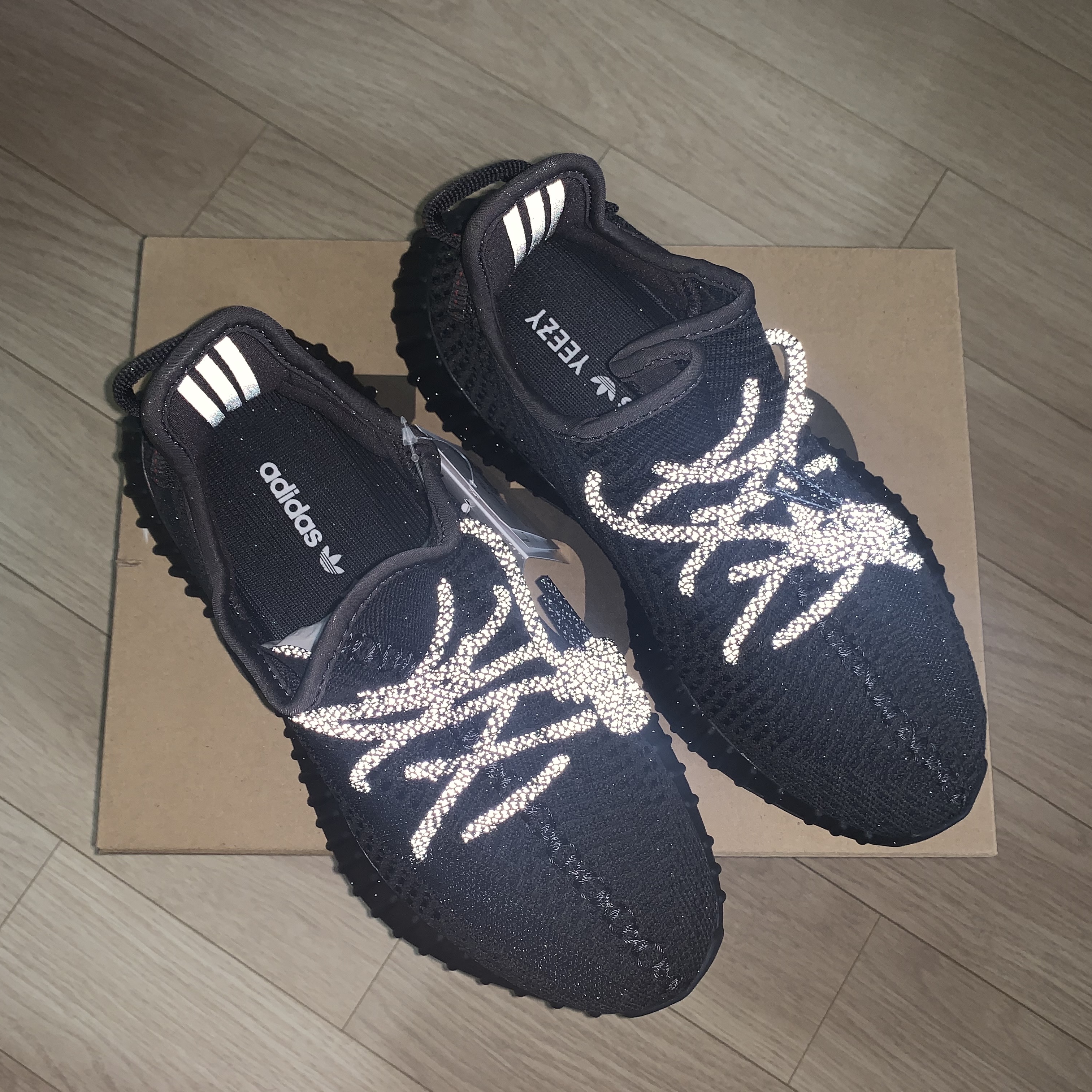Adidas Yeezy Boost 350 V2 Black - Non-Reflective 착용 스타일