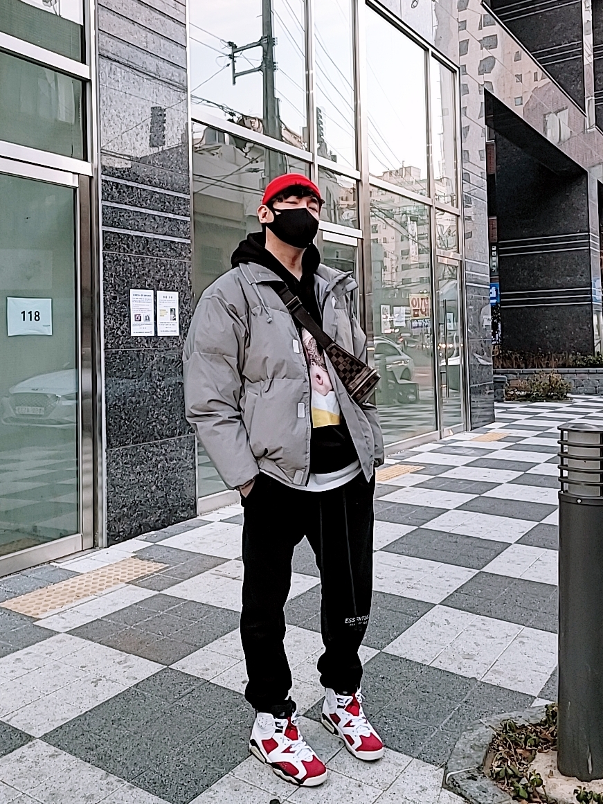 Jordan Alpha 1 Orange Flash, Essentials Puffer Jacket Silver Reflective - 20SS 착용 스타일 - 3