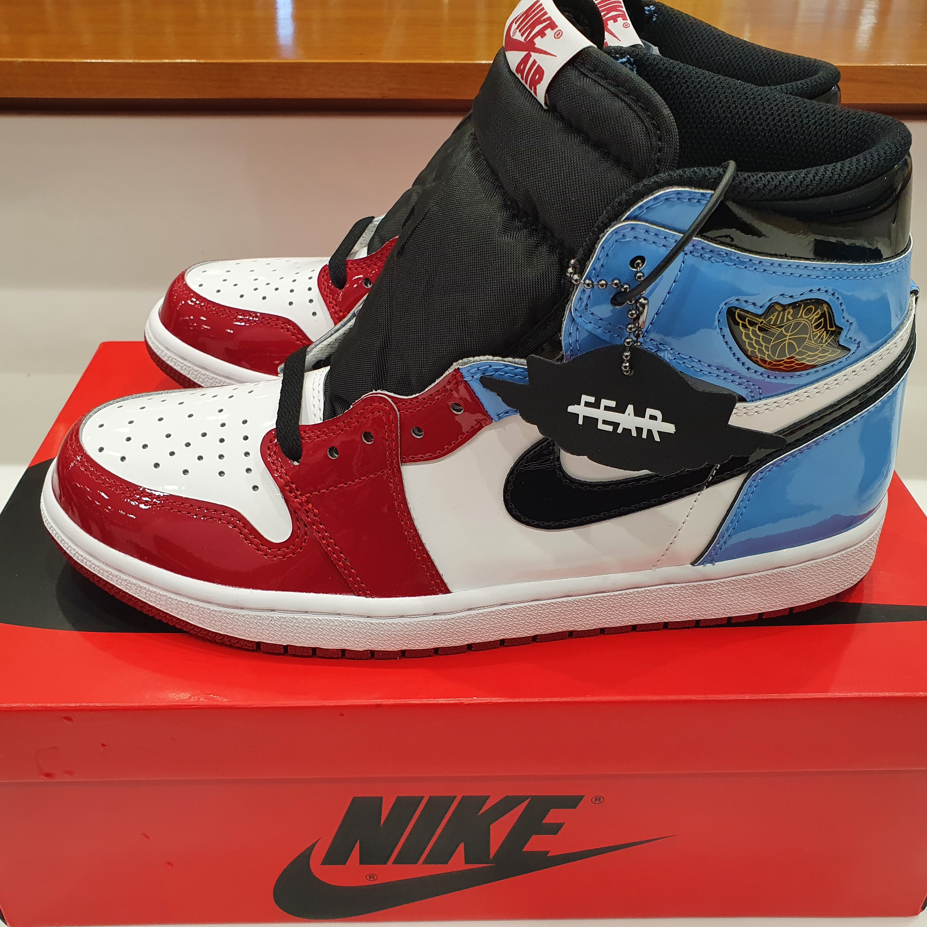 Jordan 1 Retro High Fearless UNC Chicago 착용 스타일 - 2