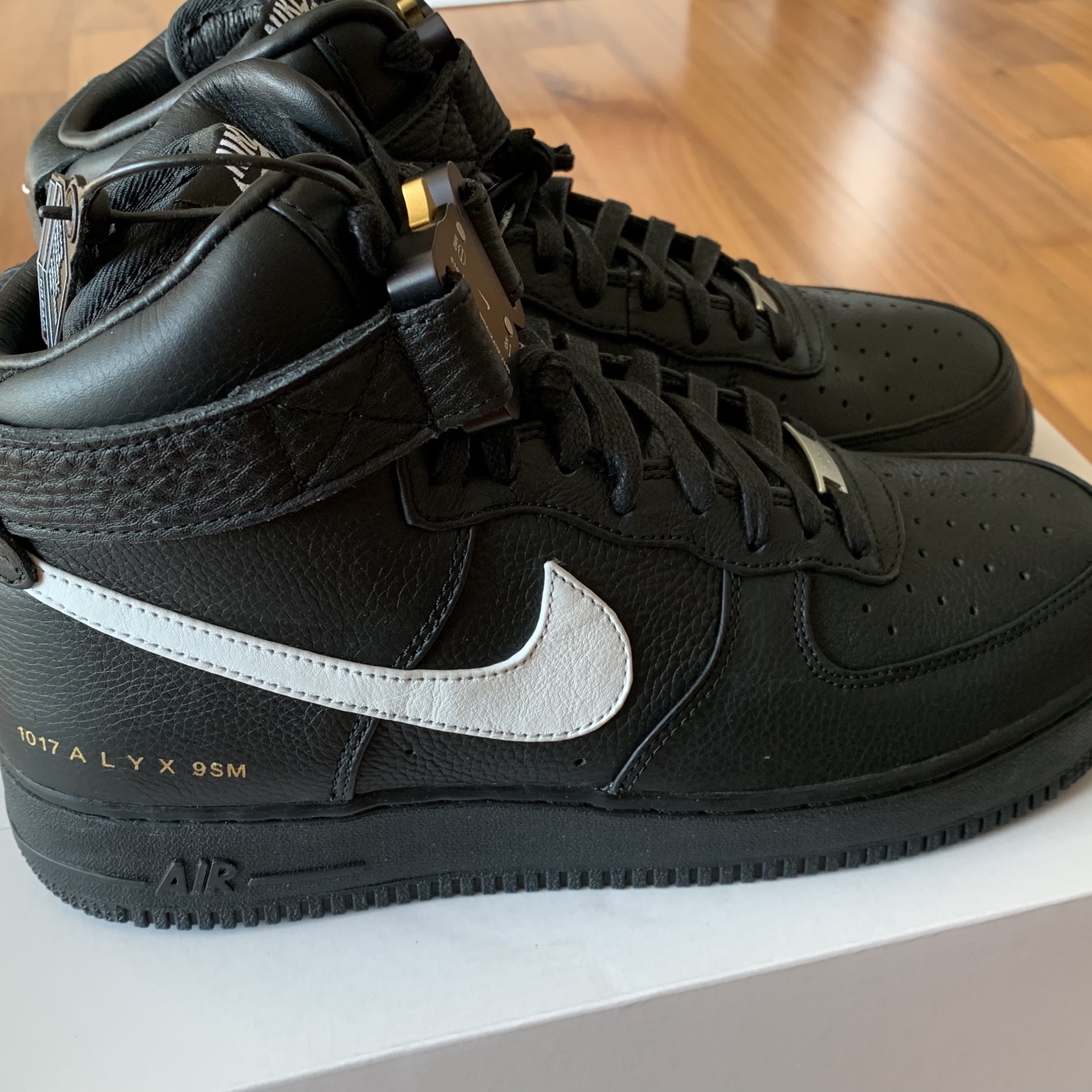 Nike x 1017 Alyx 9SM Air Force 1 High Black White 2020 착용 스타일 - 1