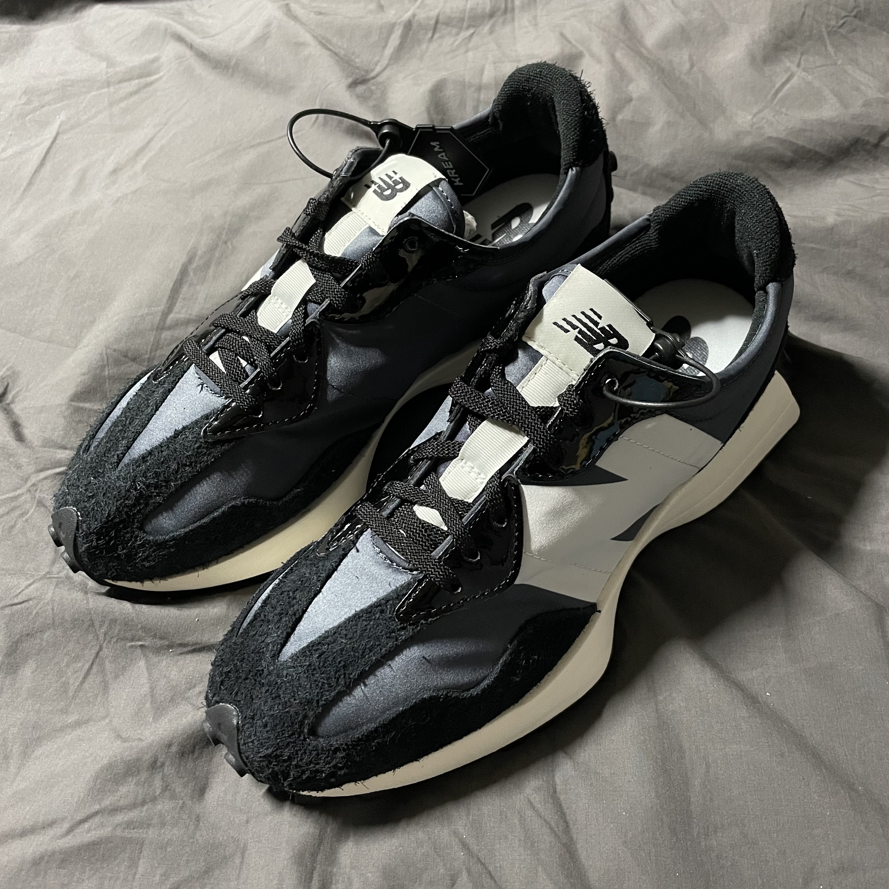 (W) New Balance 327 Black Grey 착용 스타일