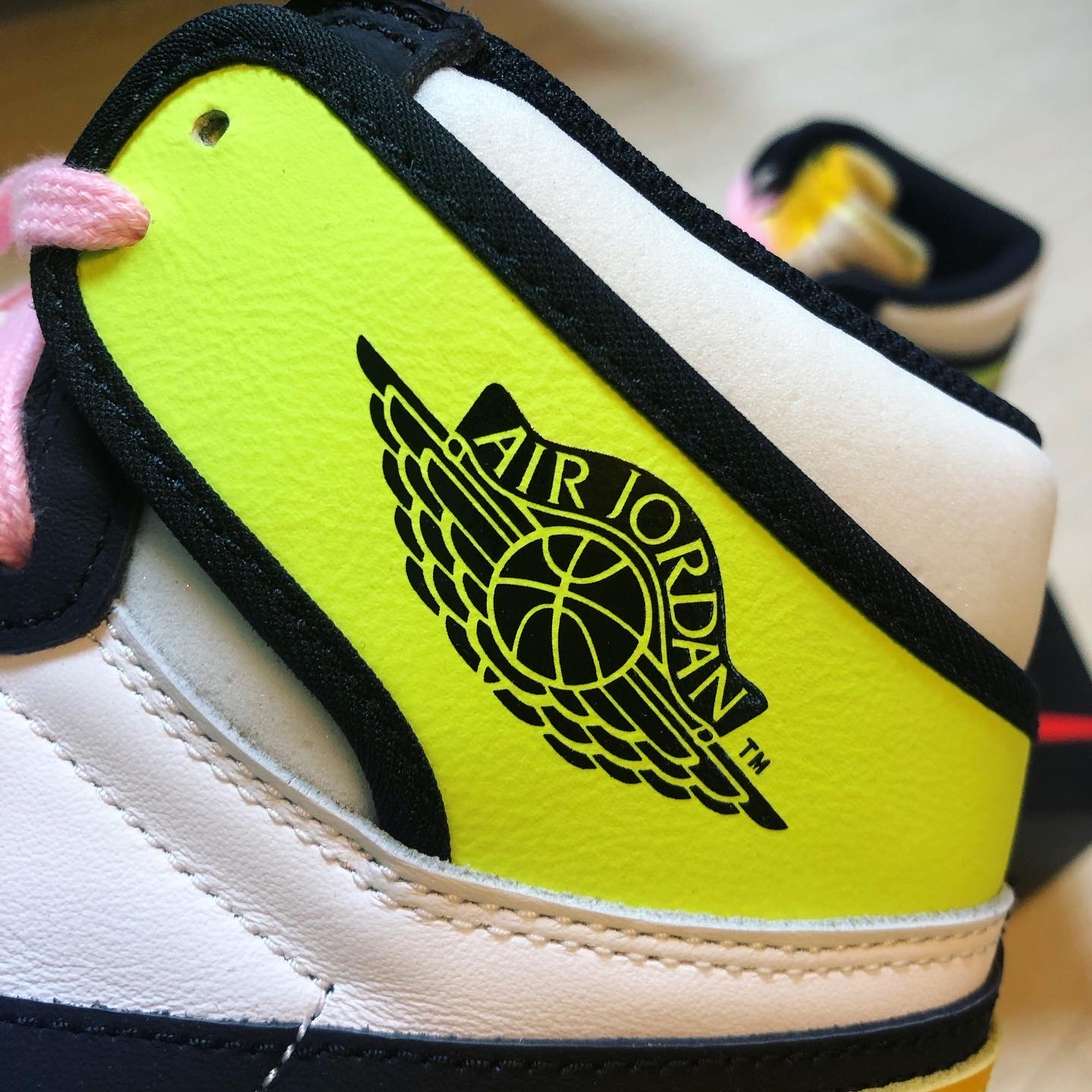 Jordan 1 Retro High OG Volt Gold 착용 스타일 - 4