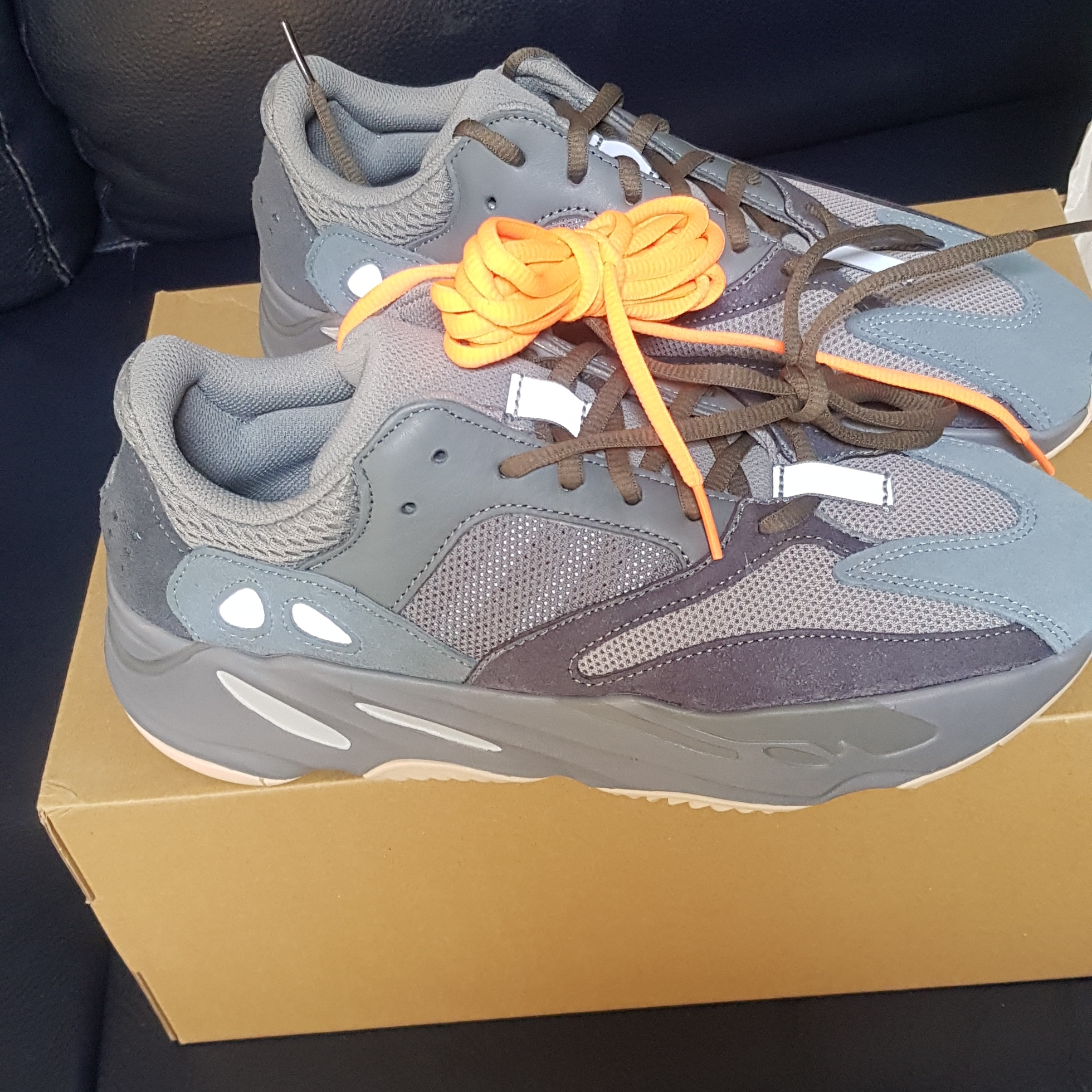 Adidas Yeezy Boost 700 Teal Blue 착용 스타일 - 2
